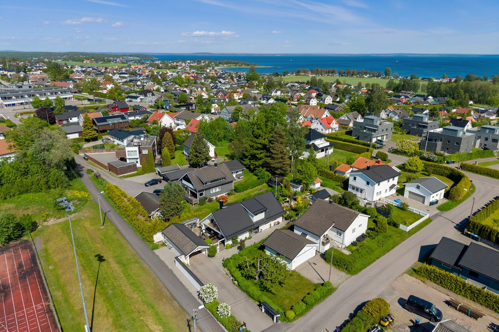 Oversiktsbilde som viser boligens plassering i et rolig og etablert nabolag Galleribilde
