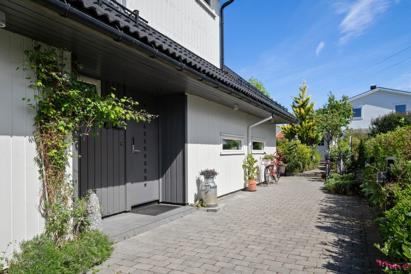 Boligens inngangsparti. Galleribilde