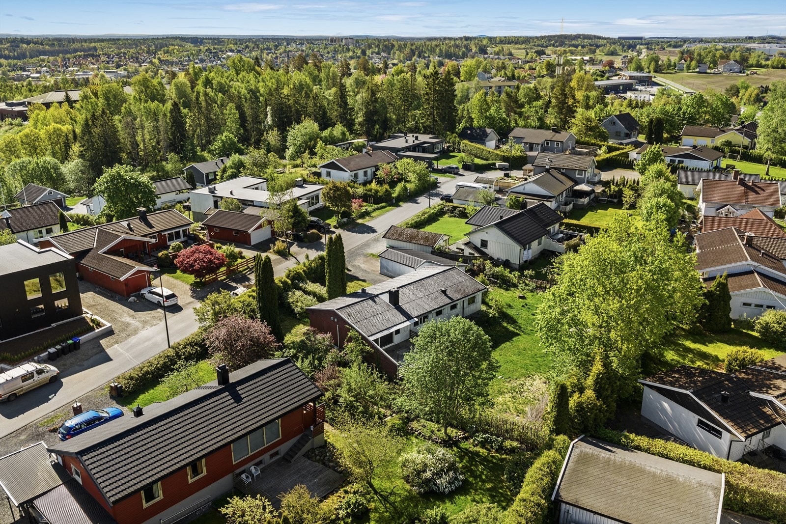 Fra boligen er det kort vei til både skoler, barnehager og dagligvarebutikker som Kiwi. Galleribilde