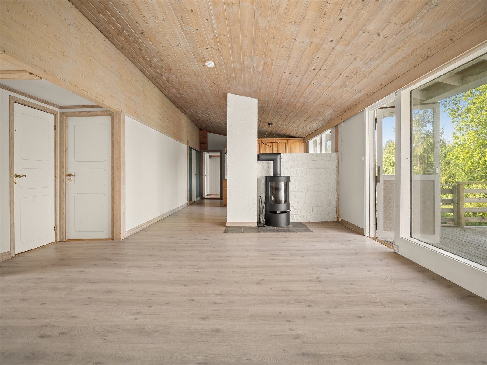 Stuen har en åpen og luftig utforming med god plass til møblering. Galleribilde