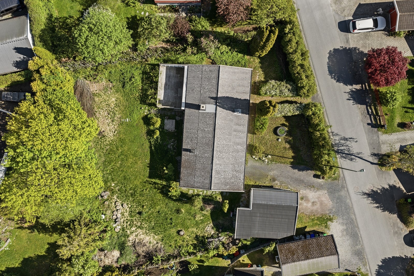 Eiendommen ligger i et rolig og etablert nabolag, hovedsakelig bestående av eneboliger. Galleribilde