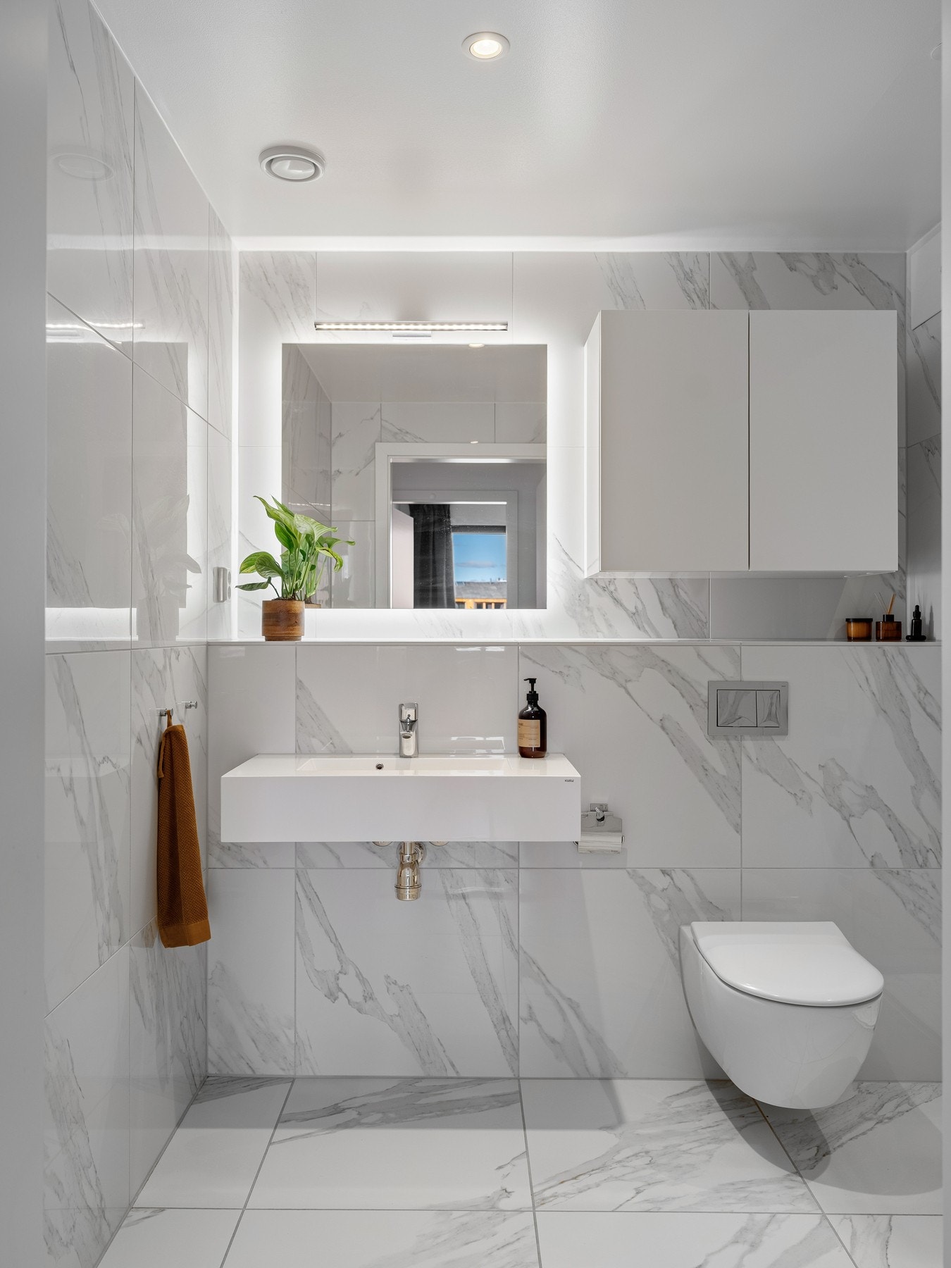 Badet er bl.a innredet med Kuma komposittvask og dusj med innfellbare glassvegger. Galleribilde