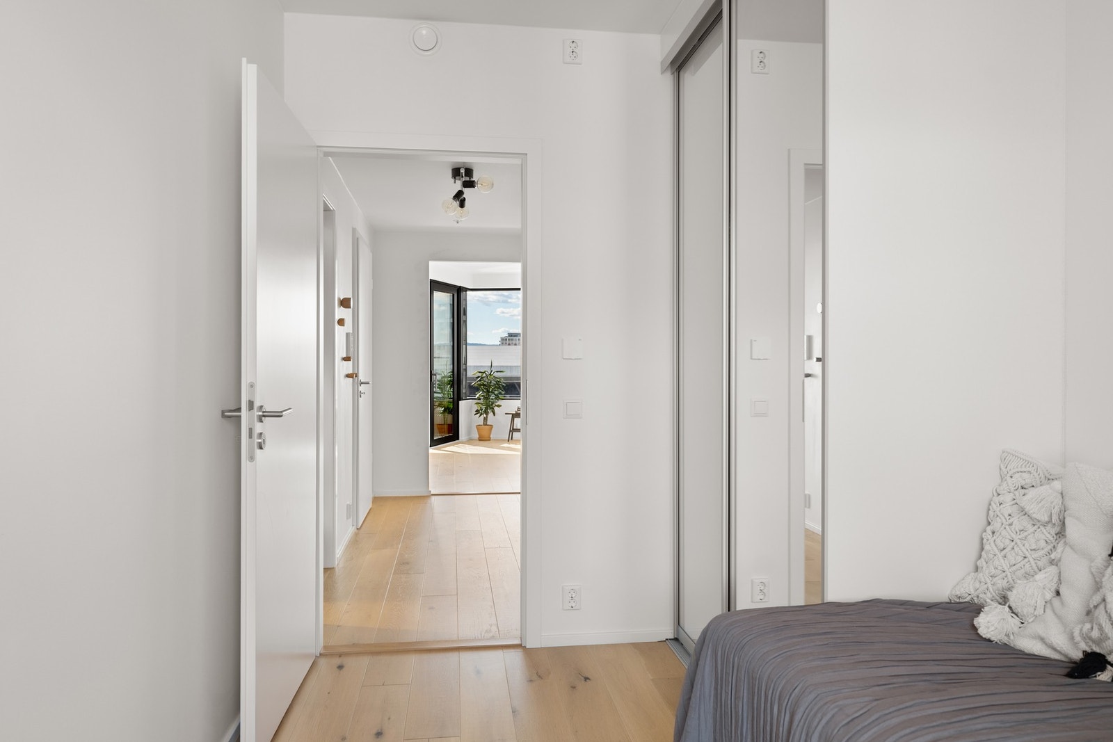 Soverom 2, og med skyvedørsgarderobe. Galleribilde