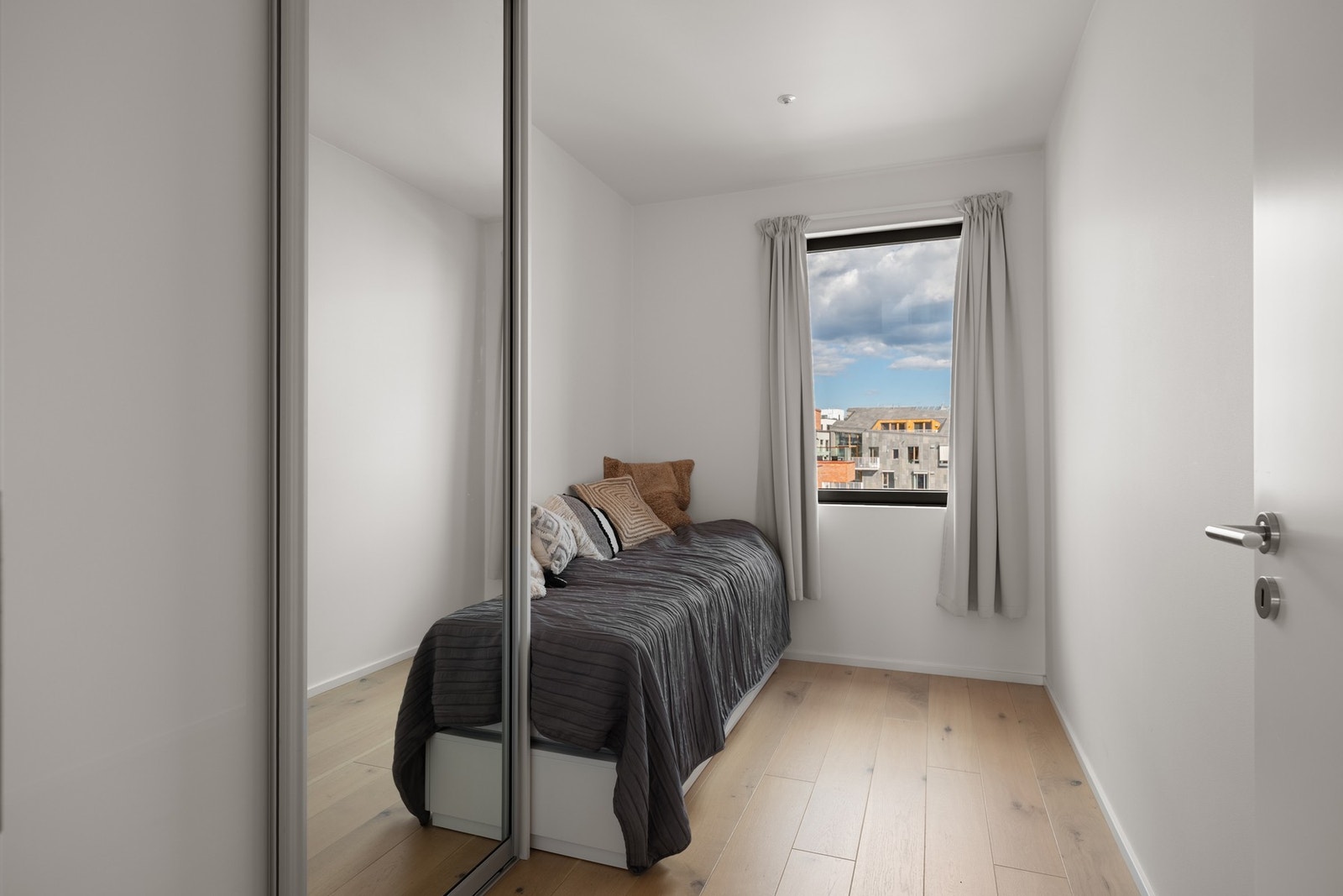 Skyvedørsgarderobe med innredning og speilfronter i entrè/gang og på begge soverommene medfølger. Galleribilde