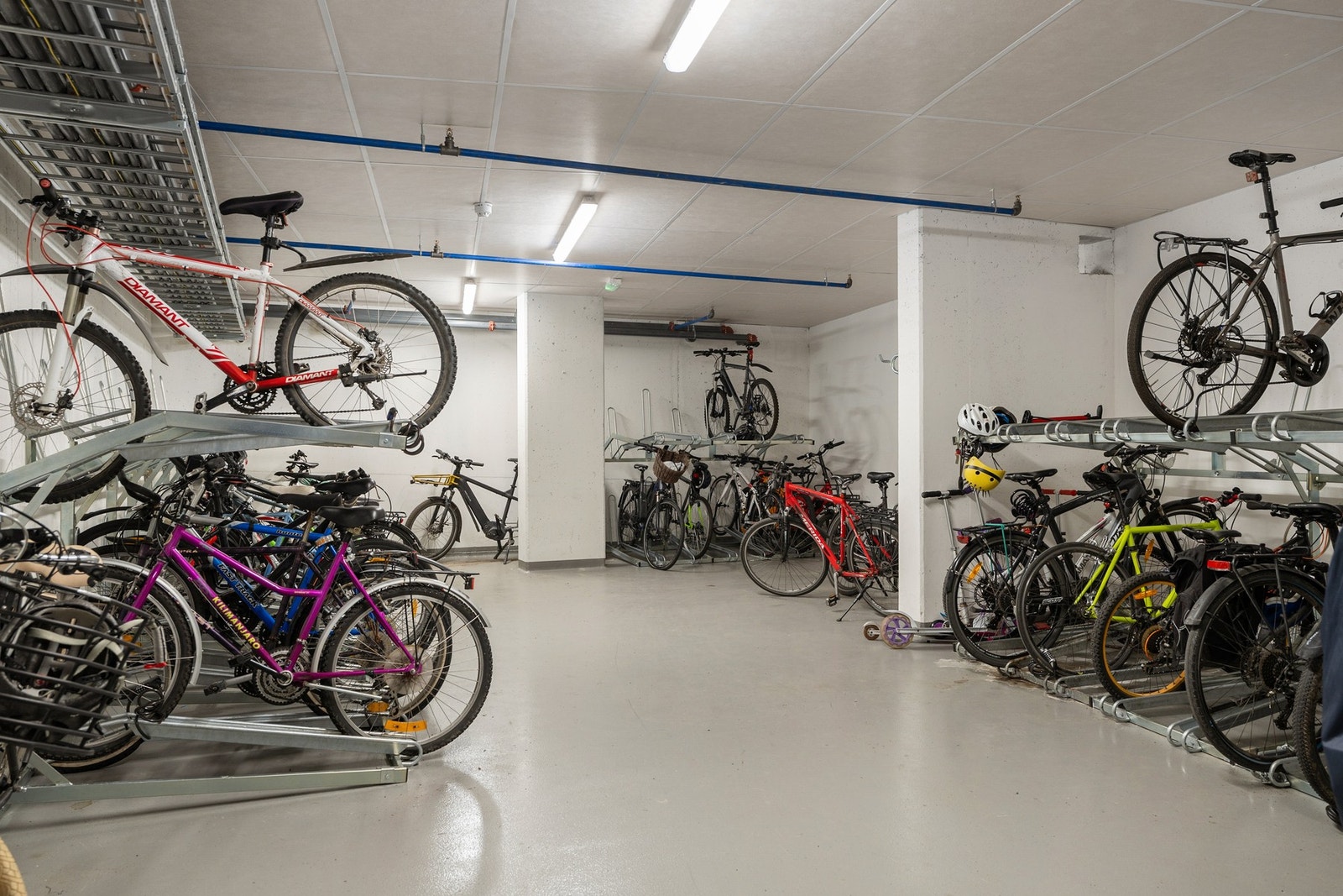Felles, avlåst sykkelrom. Galleribilde