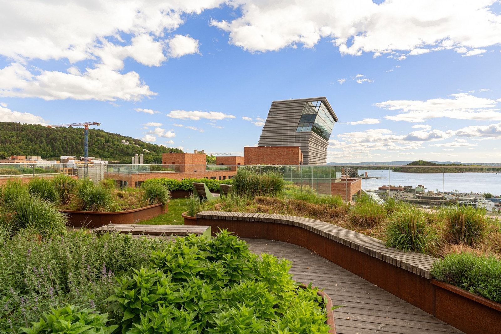 Sameiet har felles takhager m/panoramautsikt, utedusj og grønne soner. Galleribilde
