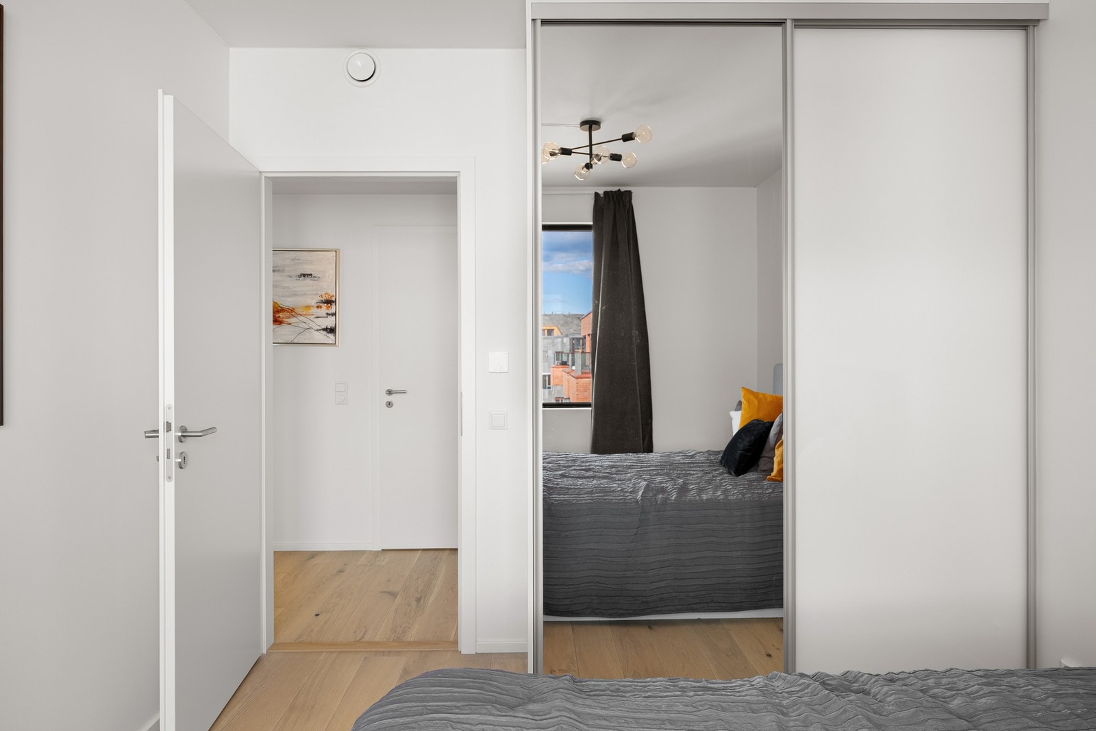 Skyvedørsgarderope sikrer gode oppbevaringsmuligheter. Galleribilde