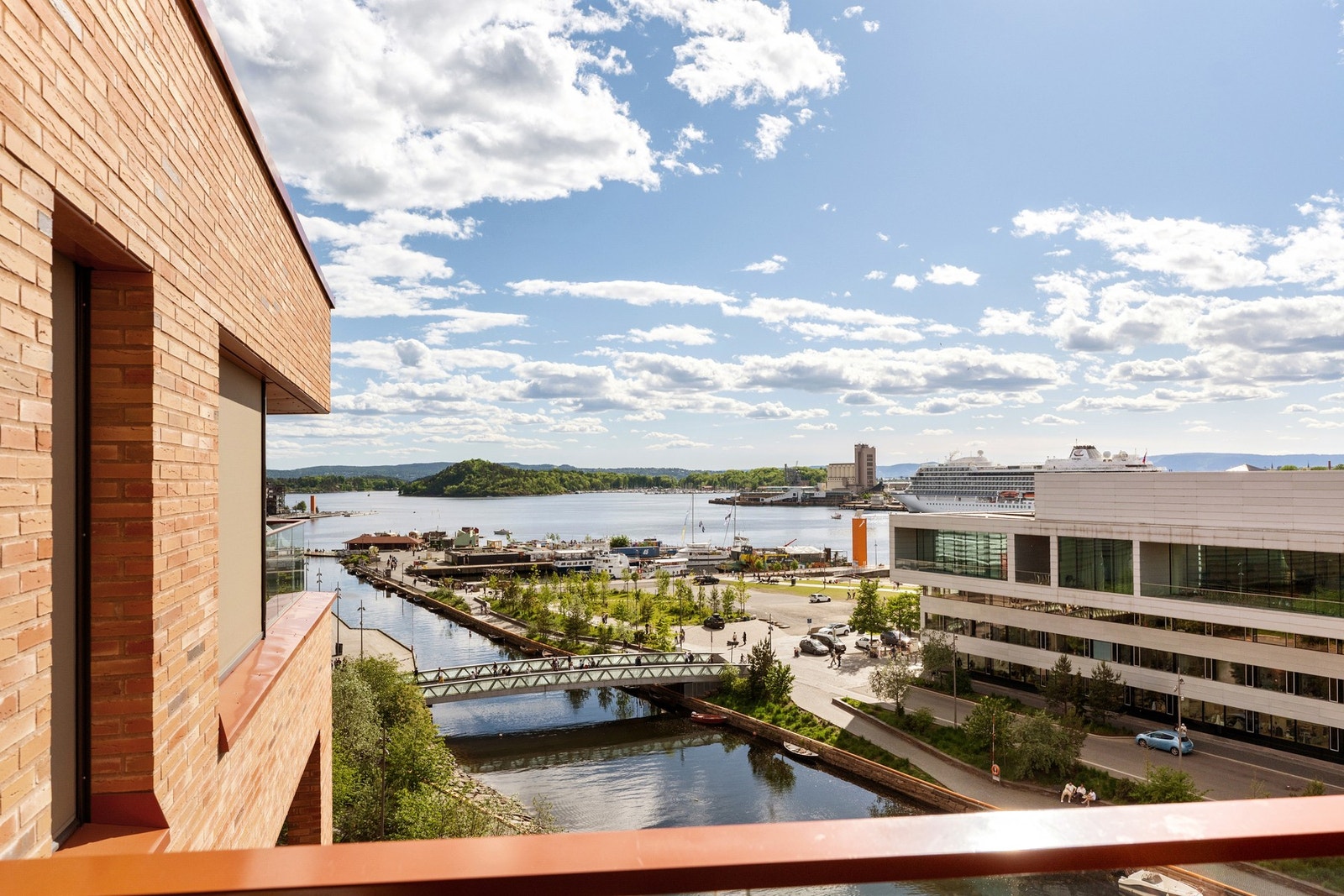 Fantastisk utsikt rett mot kanalen, fjorden og Operaen, innrammet av moderne arkitektur. Galleribilde