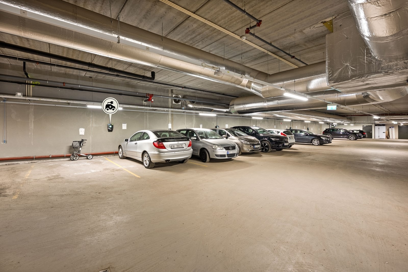 Leiligheten disponerer en egen garasjeplass i felles, lukket anlegg. Galleribilde