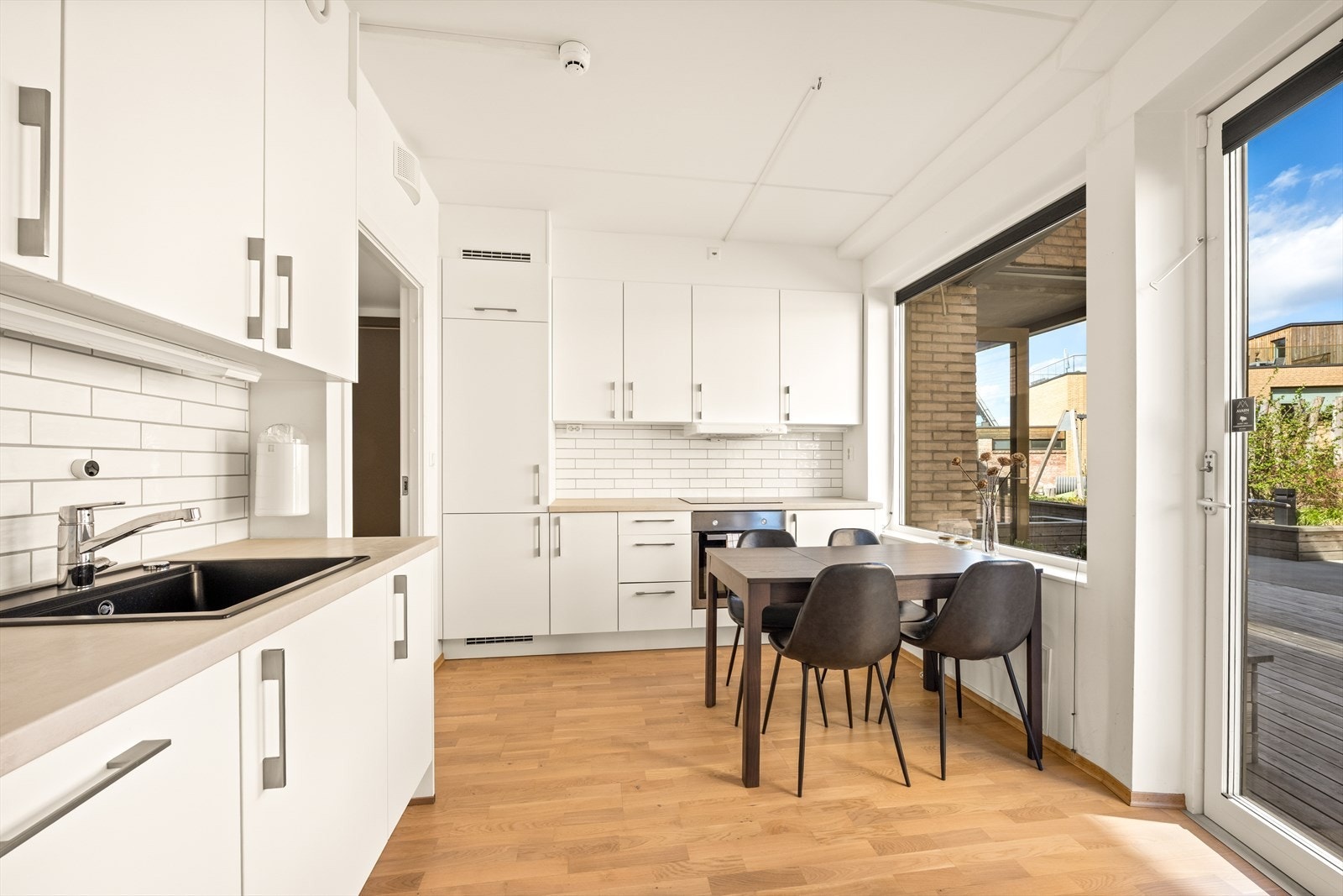 Kjøkkenet har mekanisk avtrekk koblet til boligens ventilasjonsanlegg. Galleribilde