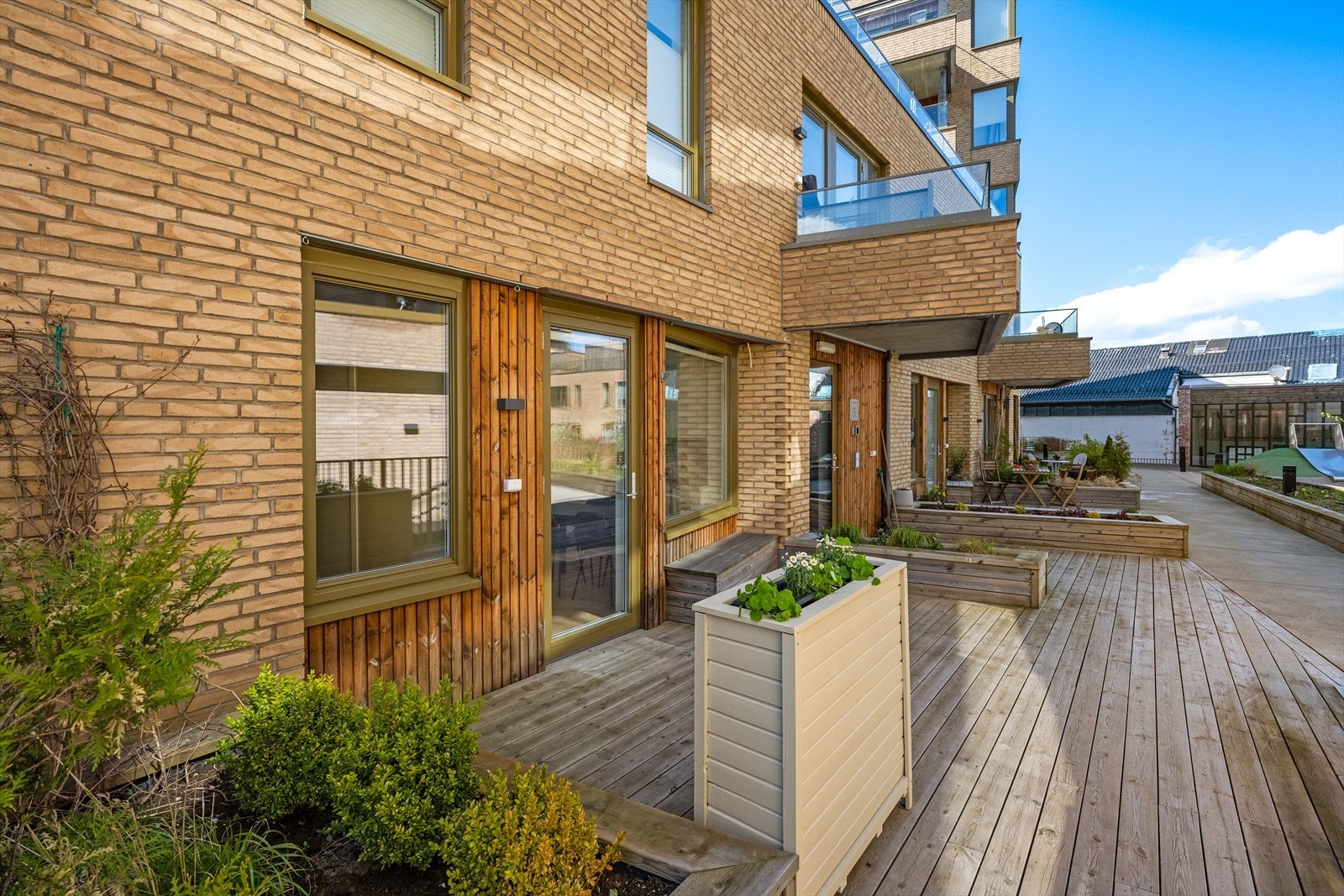Fra kjøkkenet er det direkte utgang til en terrasseplatting på cirka 9 m². Galleribilde