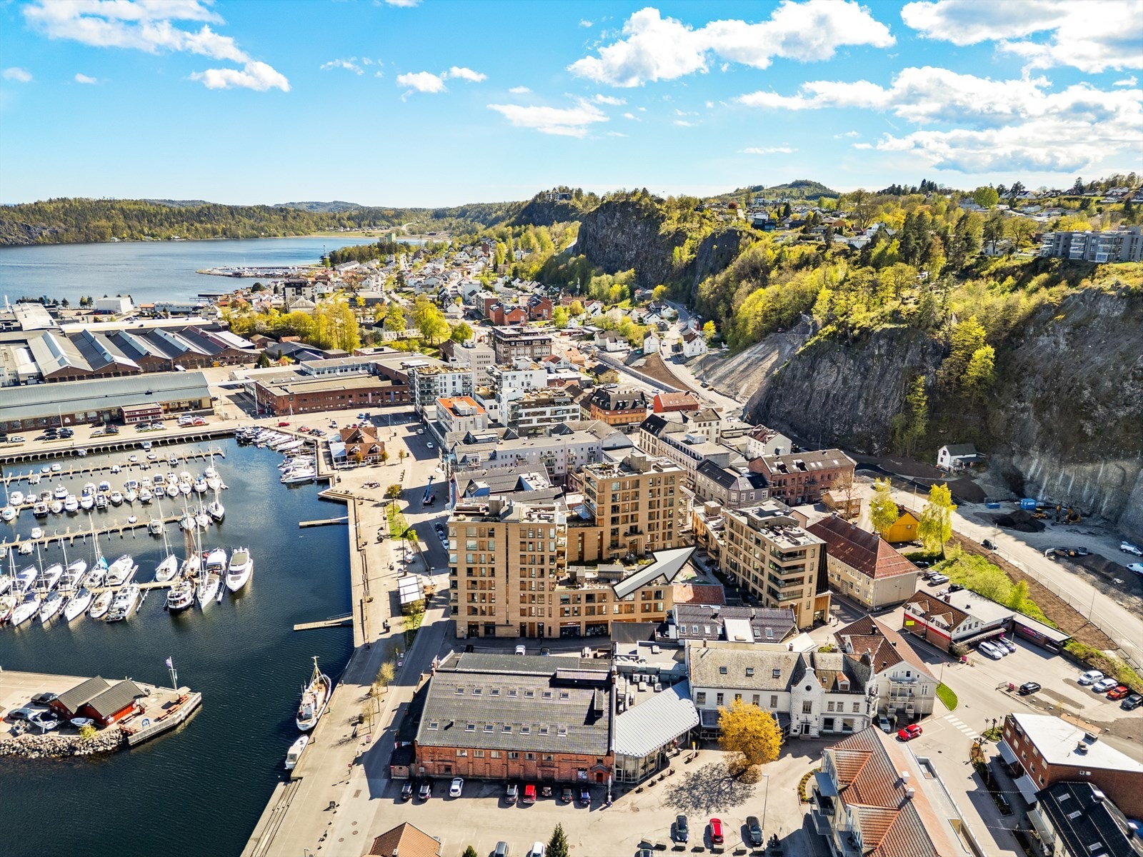 Holmestrand stasjon ligger kun 8 minutters gange unna, med hyppige avganger mot Oslo og Tønsberg. Galleribilde