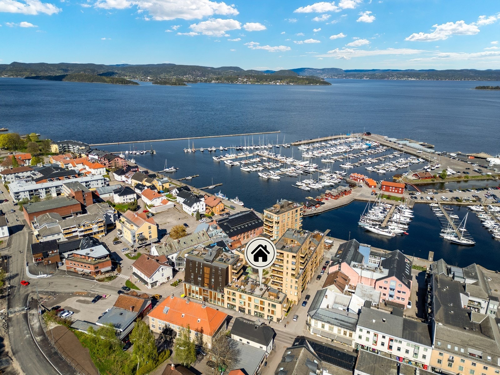 Beliggenheten er sentral i Holmestrand, med umiddelbar nærhet til sjøen og båthavnen. Galleribilde