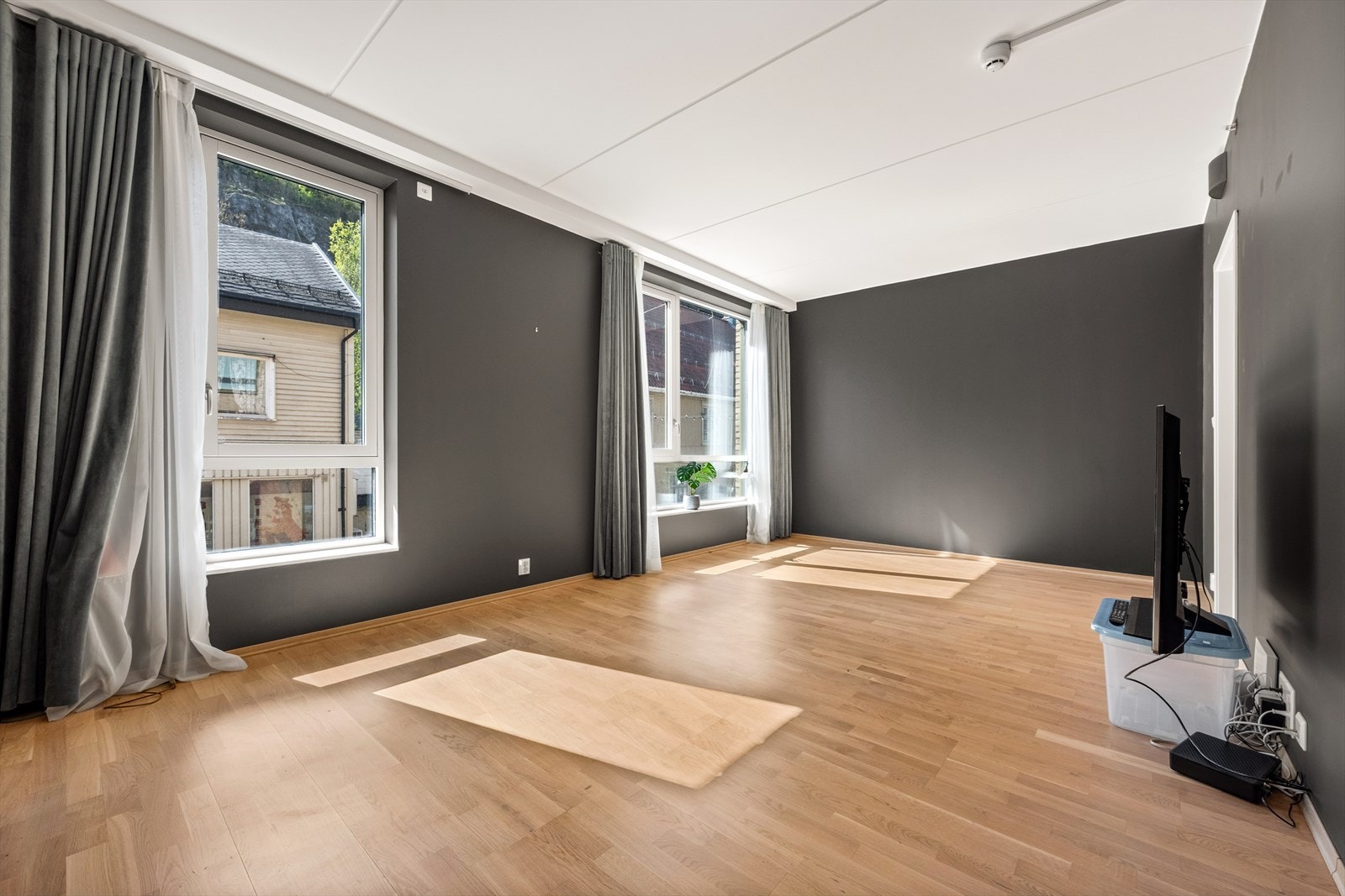 Vinduene i stuen slipper inn mye naturlig lys. Galleribilde