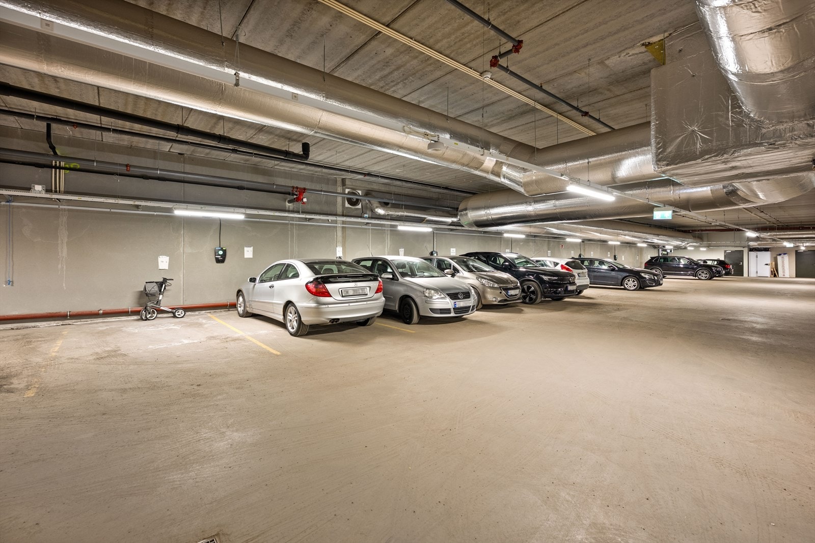 Garasjeplassen er utstyrt med elbillader. Galleribilde