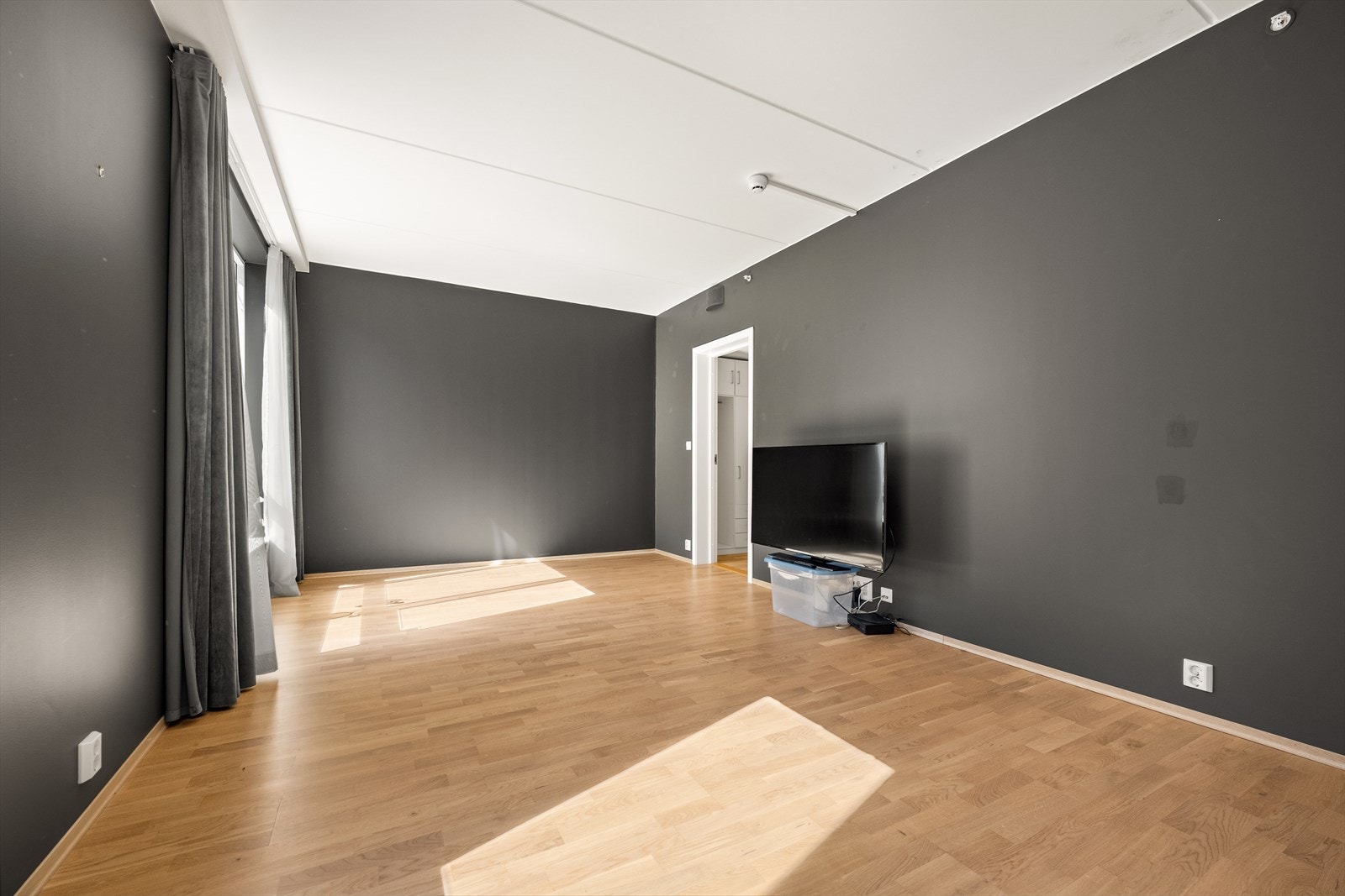 Stuen har god plass til sofagruppe og møblering etter ønske. Galleribilde