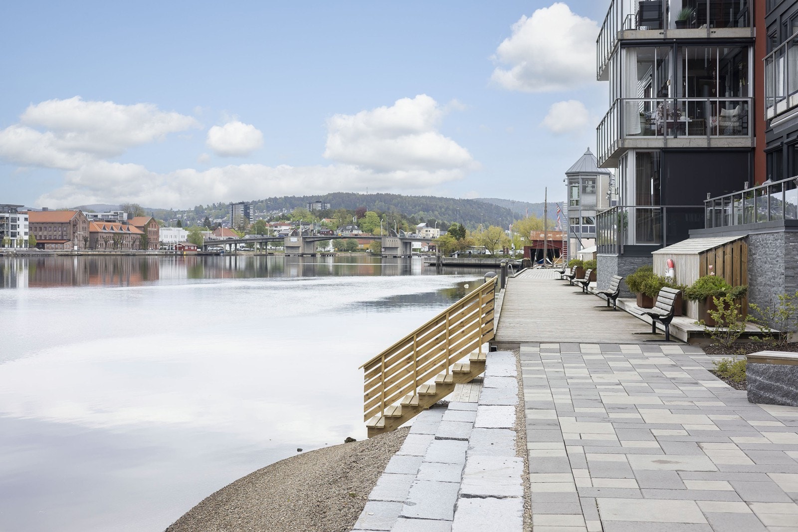 Flott strandpromenade og badestrand langs elven Galleribilde
