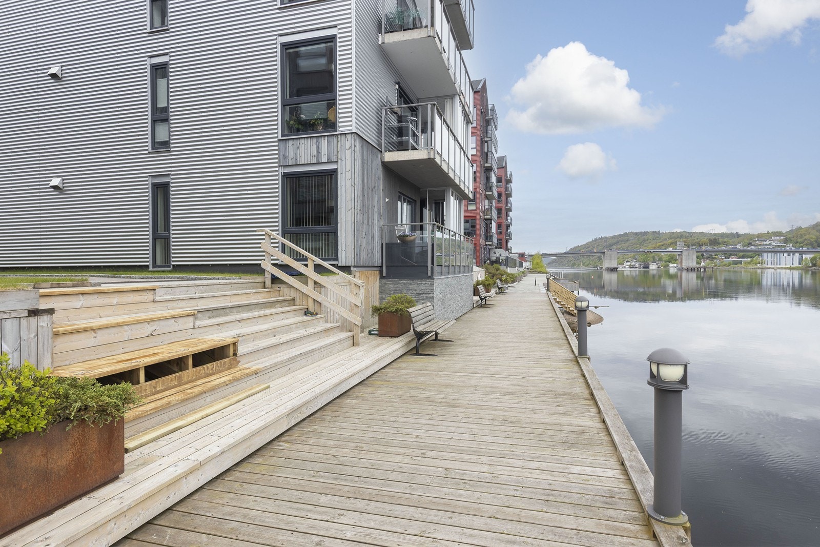 "Høy" terrasse mot elven Galleribilde