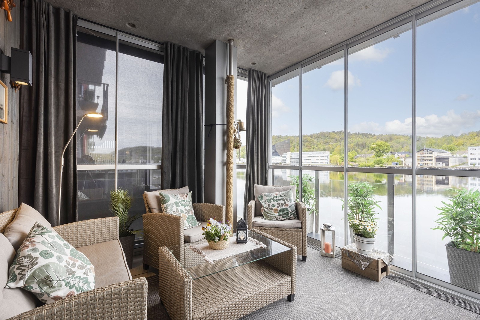 Skjermet terrasse mot elven Galleribilde
