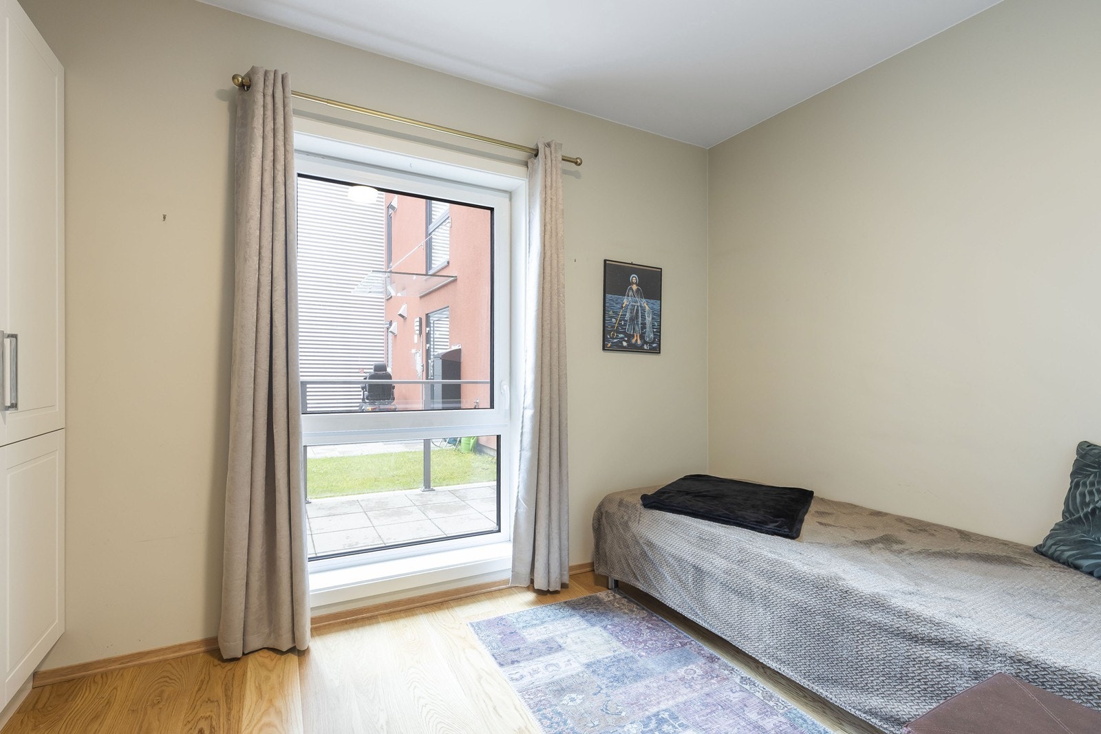 Soverom 2 - fast skap Galleribilde