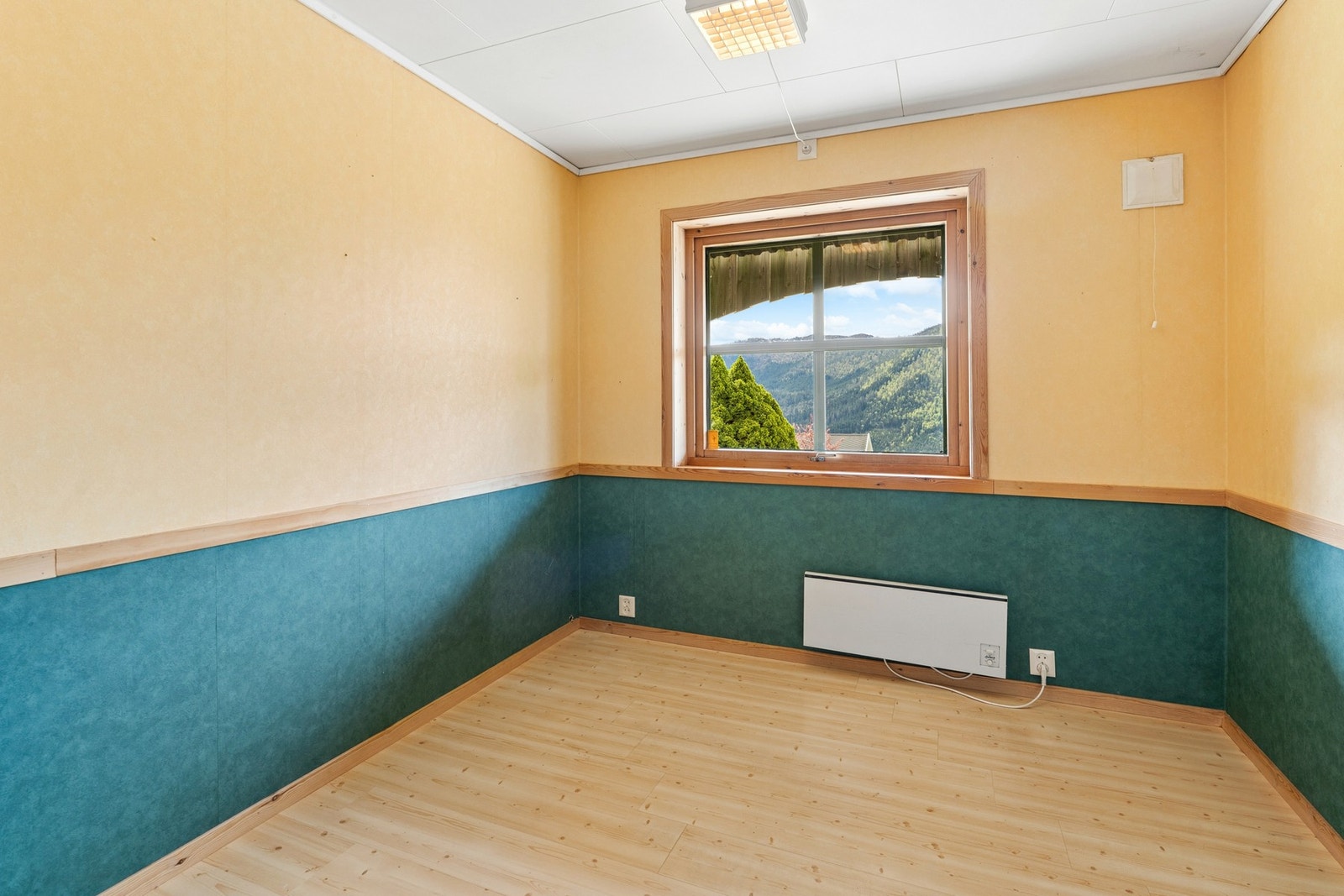 Soverom i u.etg. passer utmerket som soverom/kontor. Galleribilde
