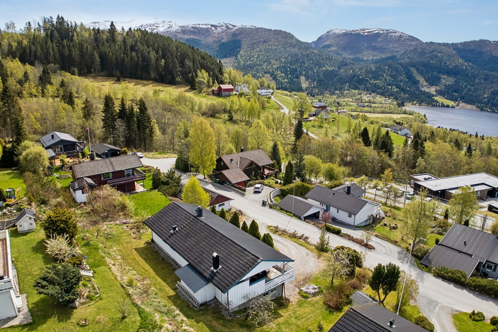 Boligen er blant de siste husene i gaten, og byr på rolige omgivelser Galleribilde