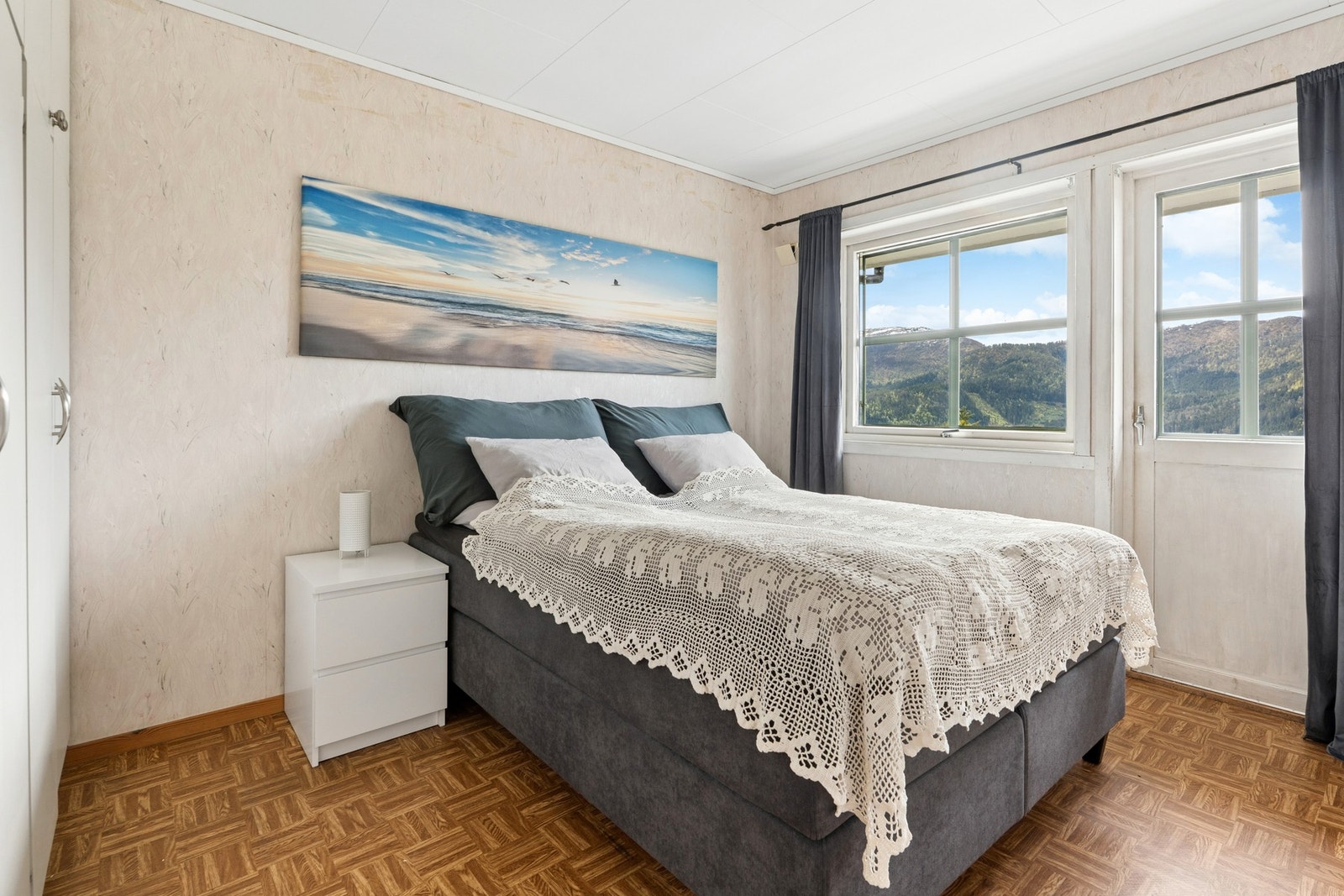 Hovedsoverom med god plass til dobbeltseng og direkte utgang til veranda. Galleribilde