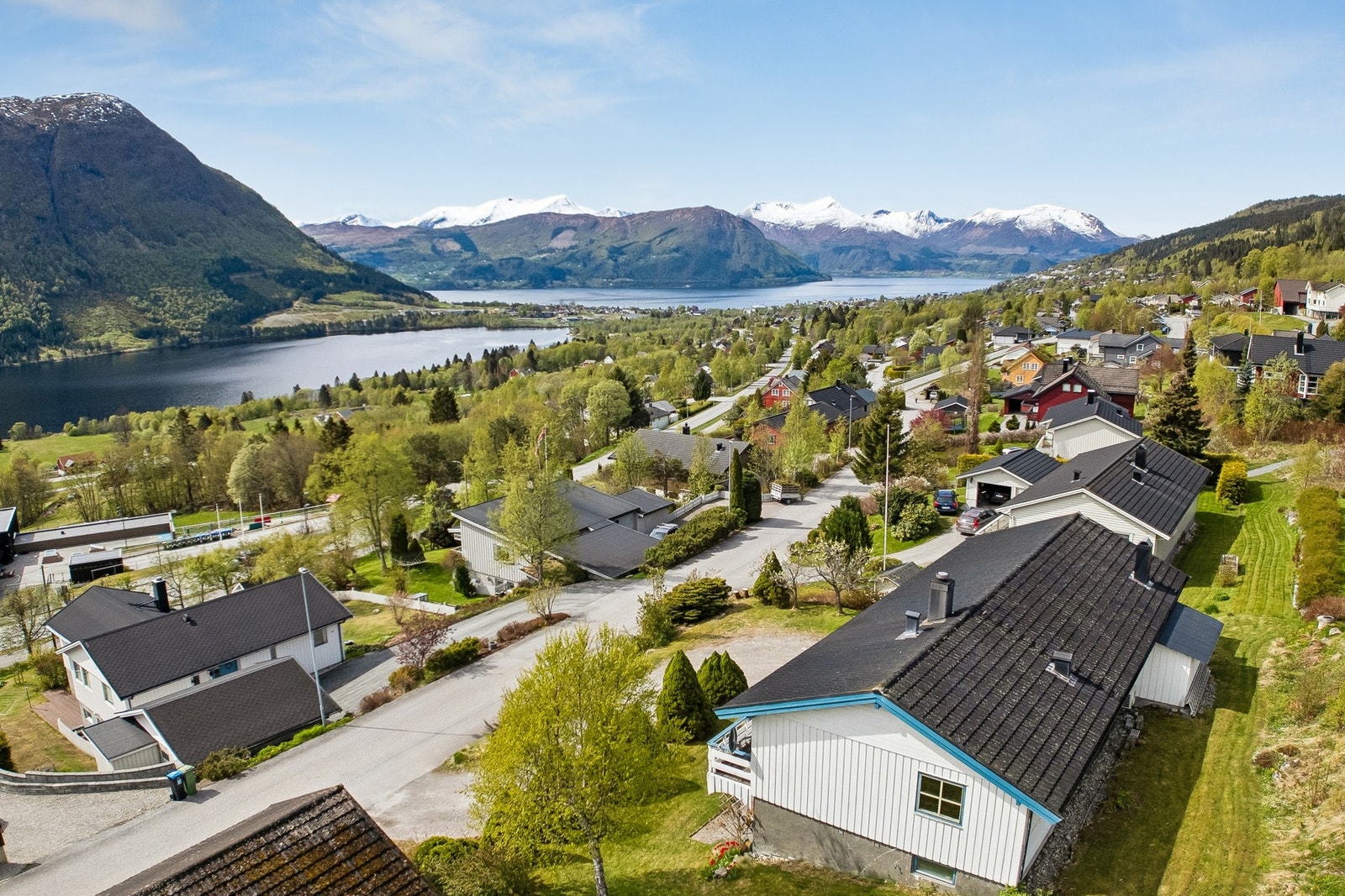 Fra eiendommen er det kort vei til barnehage, skole, lekeplasser og fine turområder Galleribilde