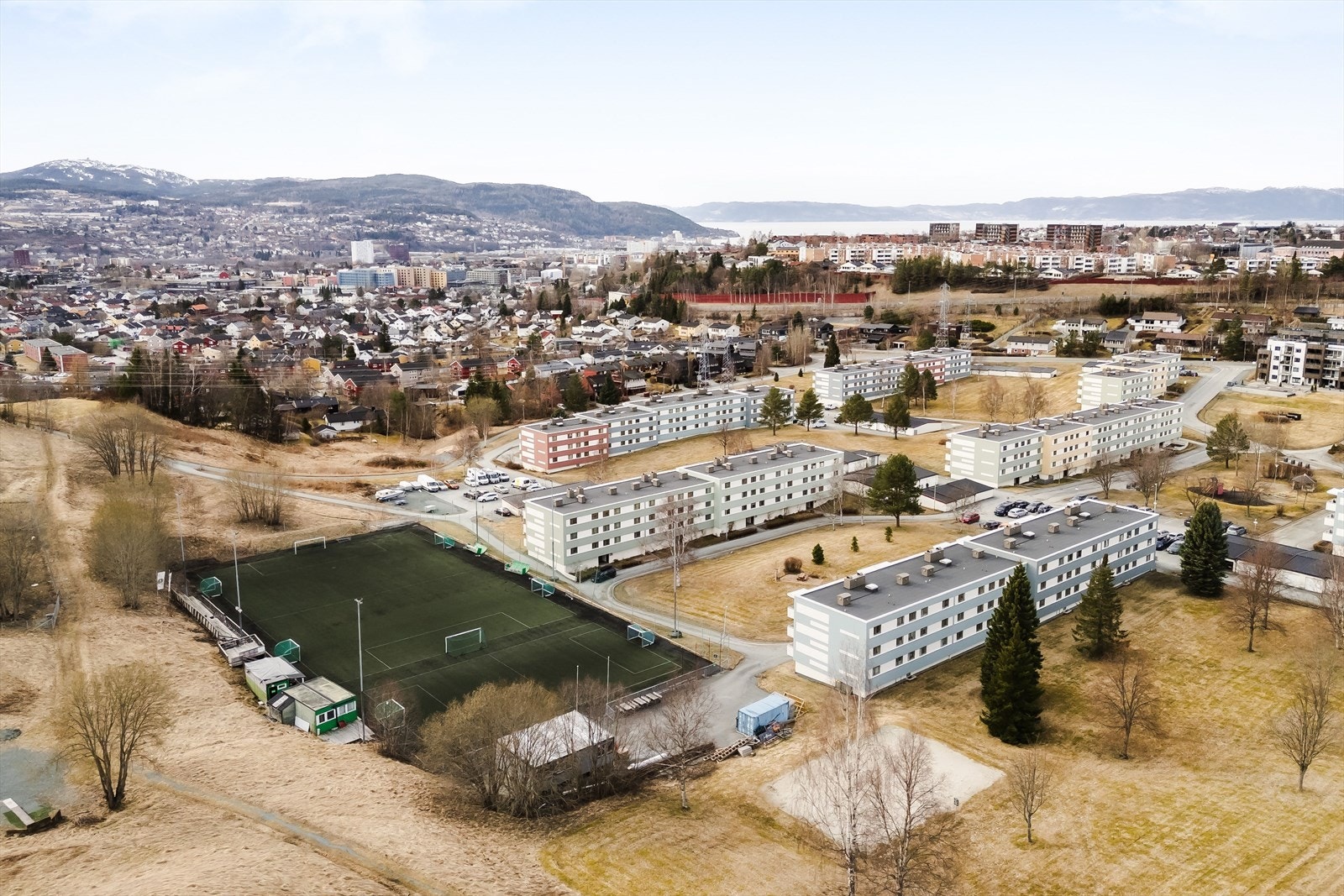 I borettslaget finnes fotballbane, sandvolleyballbane og flere lekeplasser, som gir gode muligheter for aktivitet og sosialt samvær for både barn og voksne. Galleribilde