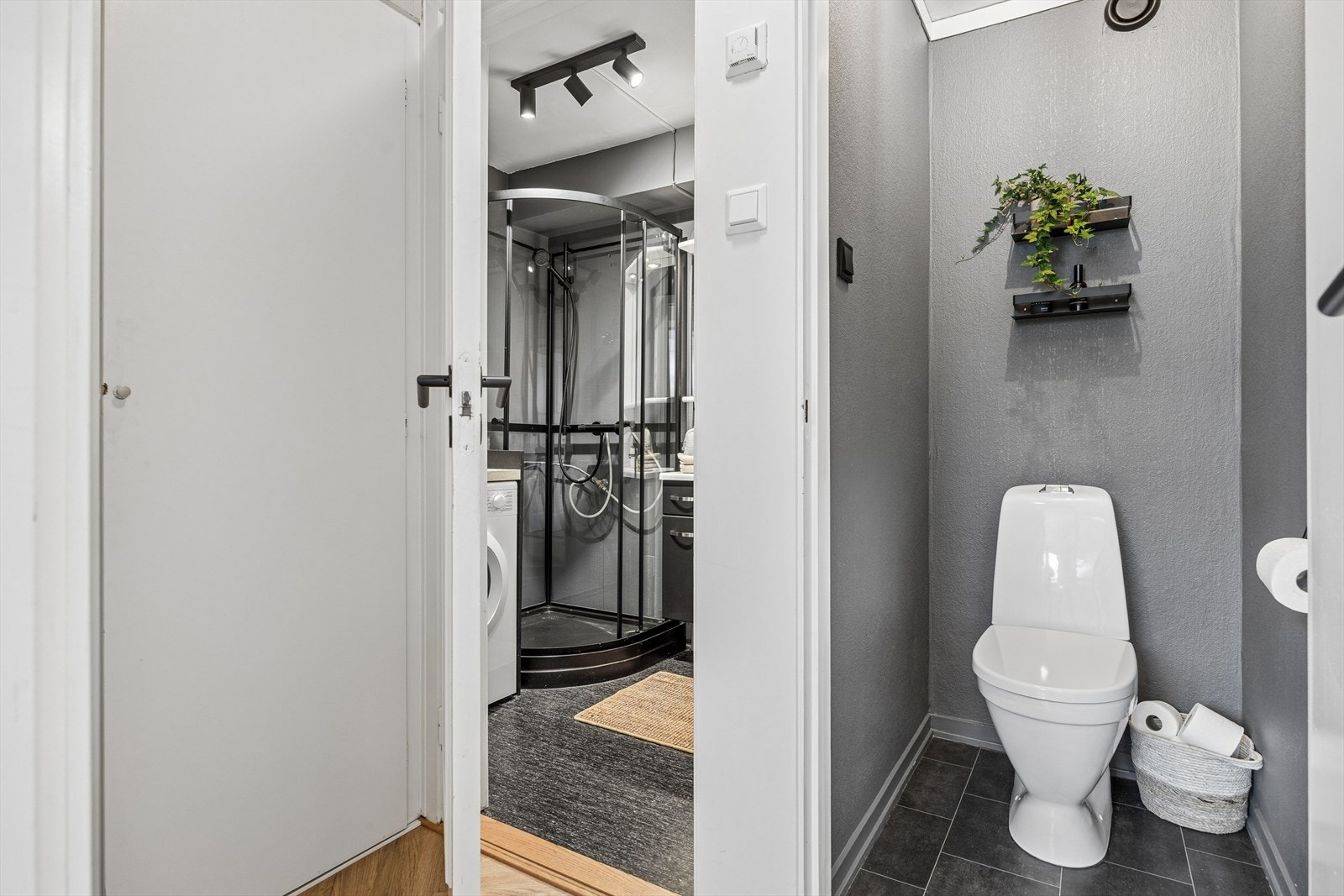 Fra entréen er det tilgang til et separat toalett, vegg i vegg med badet. Galleribilde