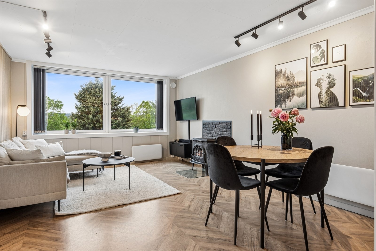 Her er det god plass til både sofagruppe og spisebord. Galleribilde