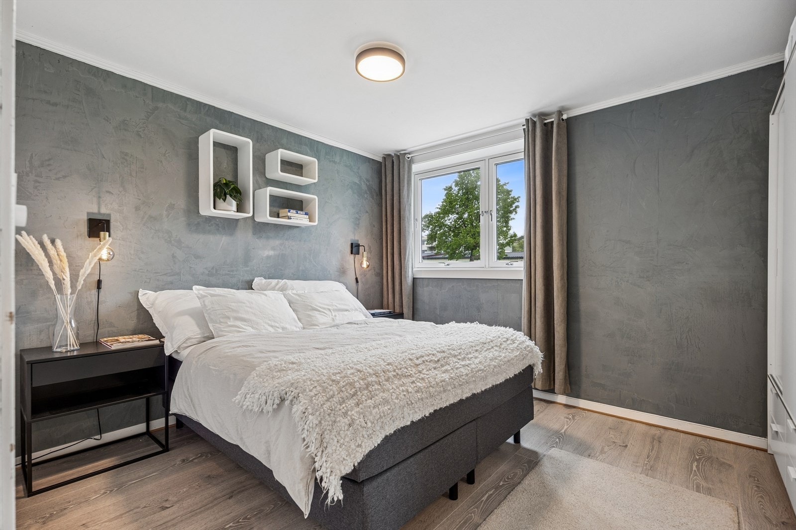 Leiligheten har to gode soverom med plass til seng og øvrig møblement. Hovedsoverommet har stor skyvedørsgarderobe med gode oppbevaringsmuligheter. Galleribilde