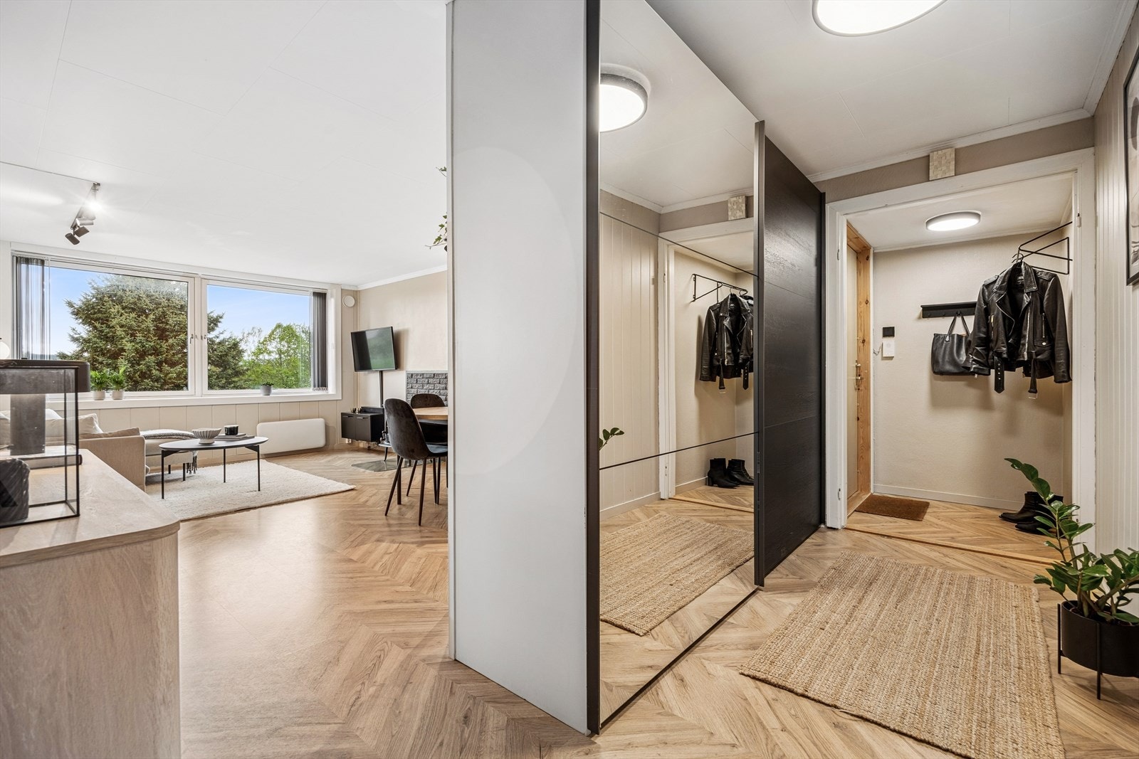 Romslig entré med stor skyvedørsgarderobe og svært gode oppbevaringsmuligheter. Galleribilde