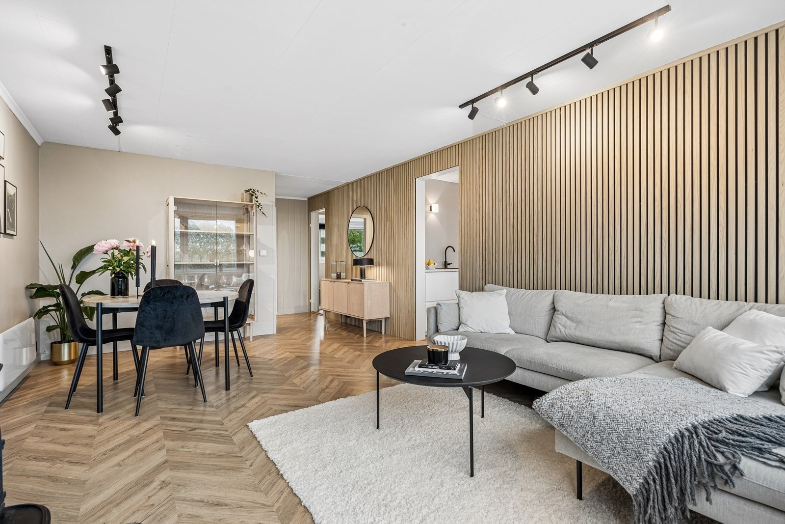 Leiligheten har en lys og innbydende stue med moderne og gjennomførte materialvalg. Galleribilde