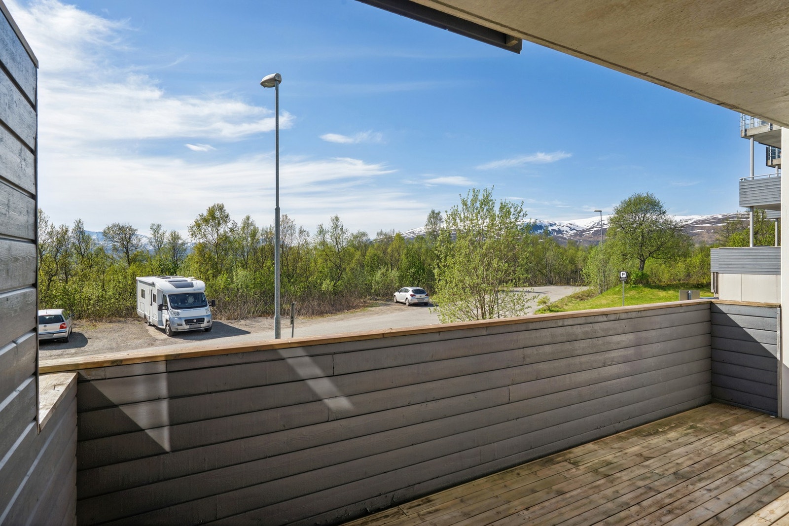 Utsikt fra verandaen mot nærområdet og grøntarealer. Galleribilde