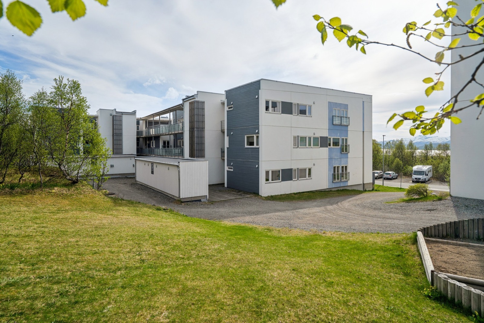 Til leiligheten hører en ekstern bod i rekke i første etasje. Galleribilde