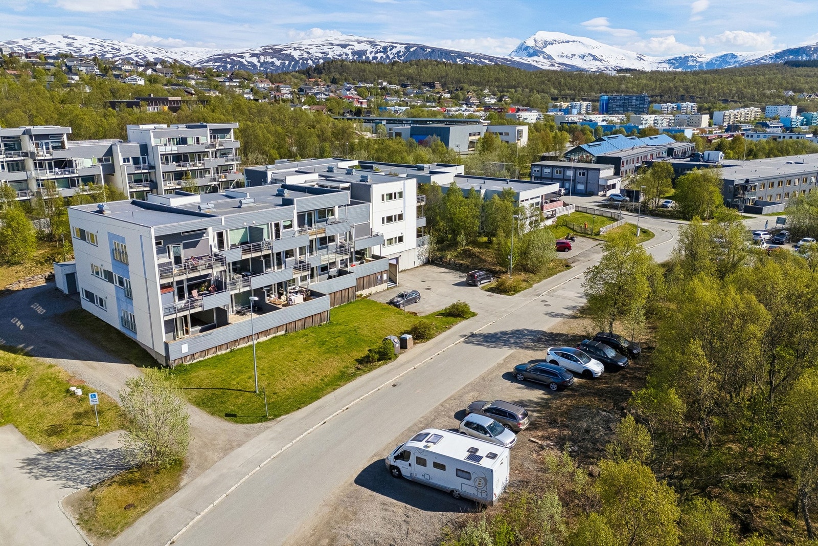 Jekta Handelspark og flere dagligvarebutikker ligger en kort kjøretur unna. Galleribilde