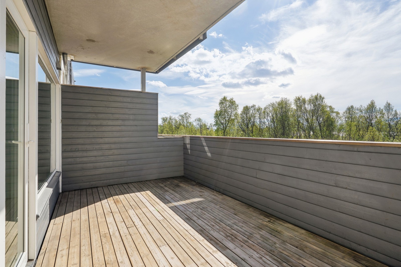Fra stuen er det utgang til en romslig, vestvendt veranda med fin utsikt over nærområdet. Galleribilde