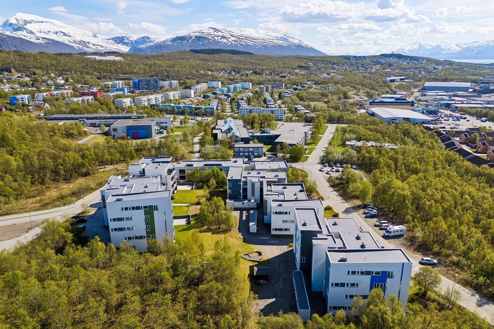 Det er gangavstand til både Mortensnes barneskole og Langnes ungdomsskole. Galleribilde