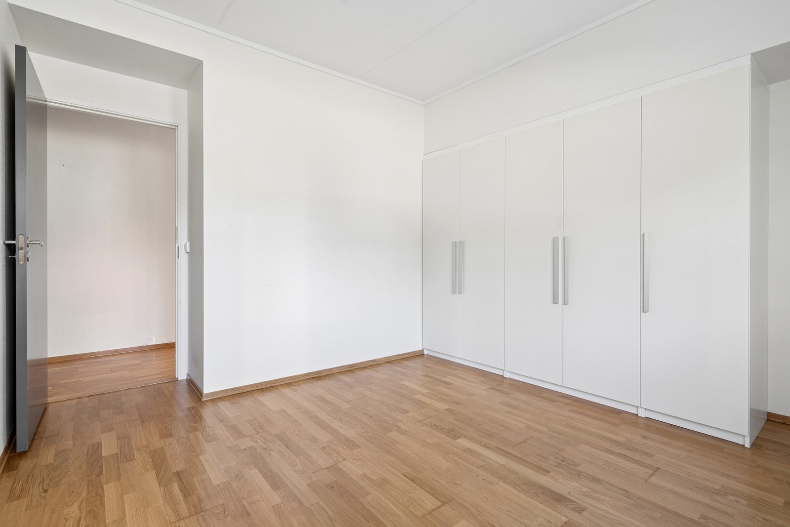 Rommet har god plass til dobbeltseng og er et lunt og godt sted for hvile. Galleribilde