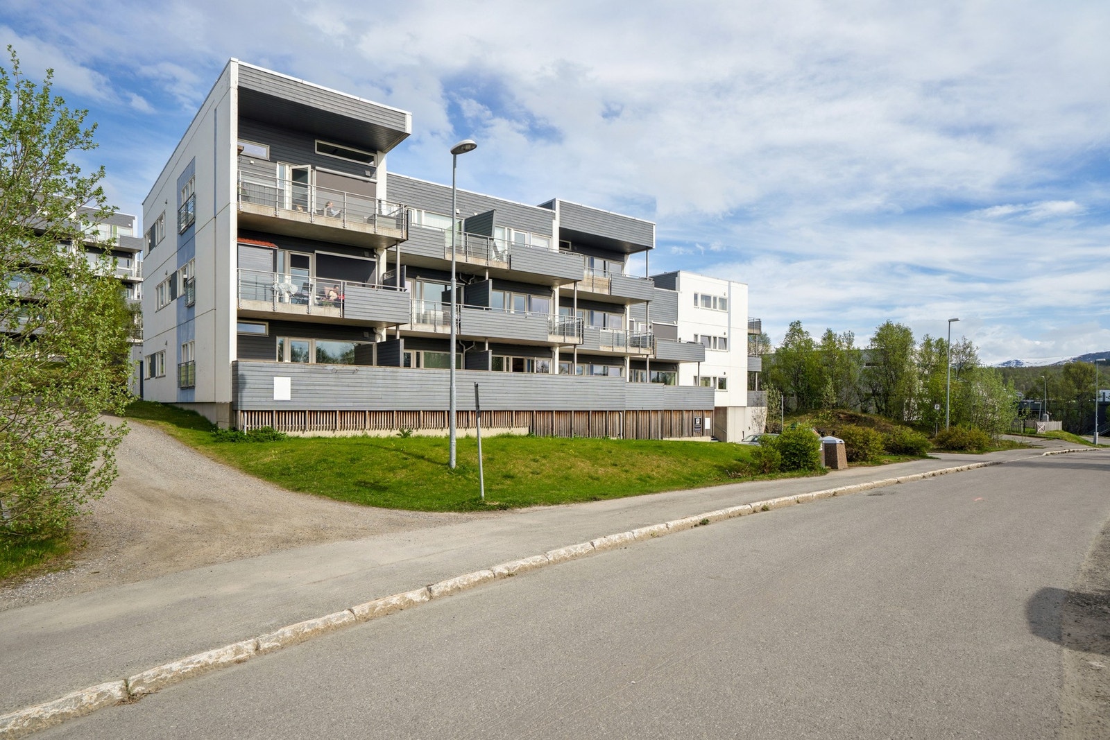 Leiligheten ligger i andre etasje i et leilighetsbygg fra 2007. Galleribilde