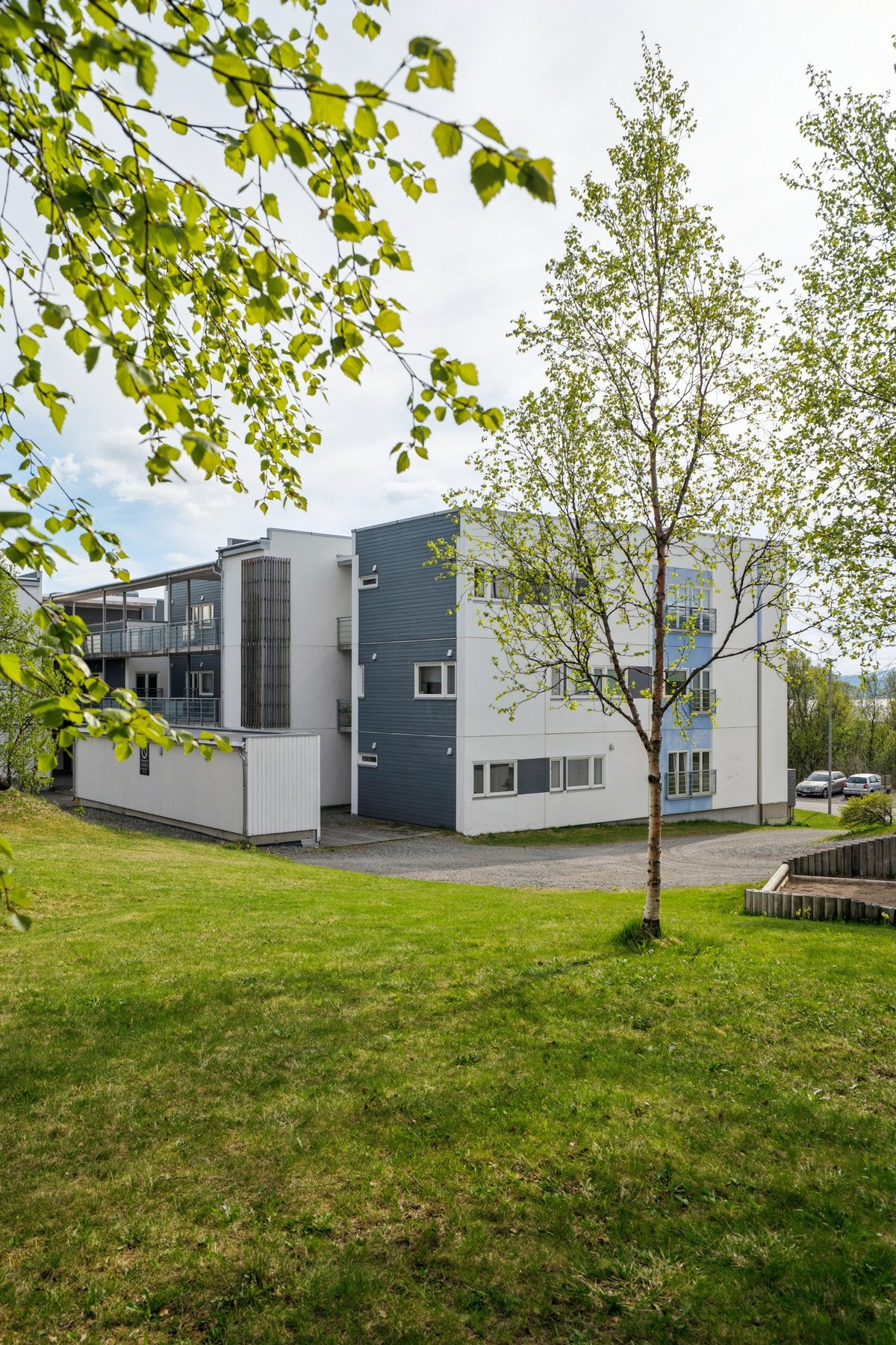 Eiendommen tilhører Vestre Mortensnes borettslag og har opparbeidede fellesarealer. Galleribilde