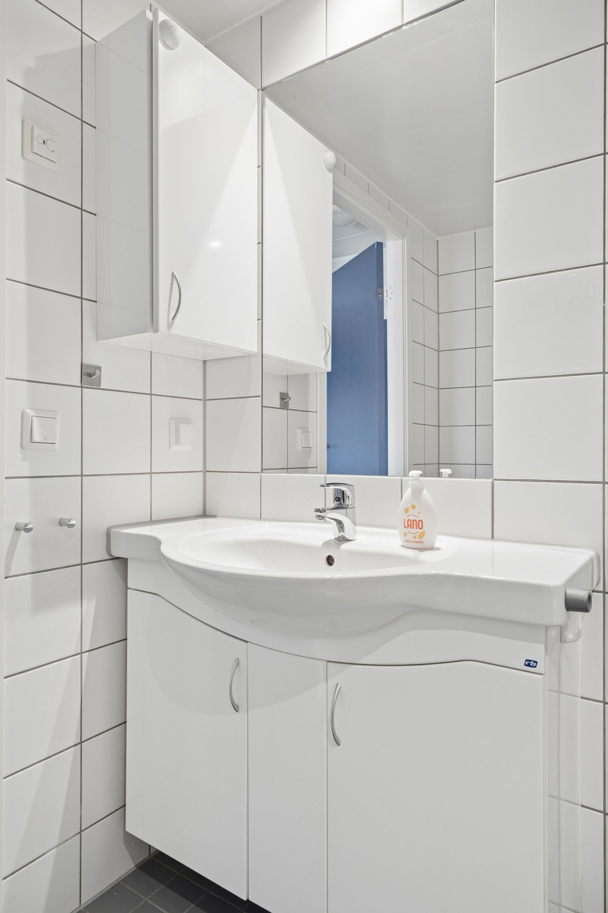 Badet har elektriske varmekabler i gulvet og mekanisk avtrekk. Galleribilde