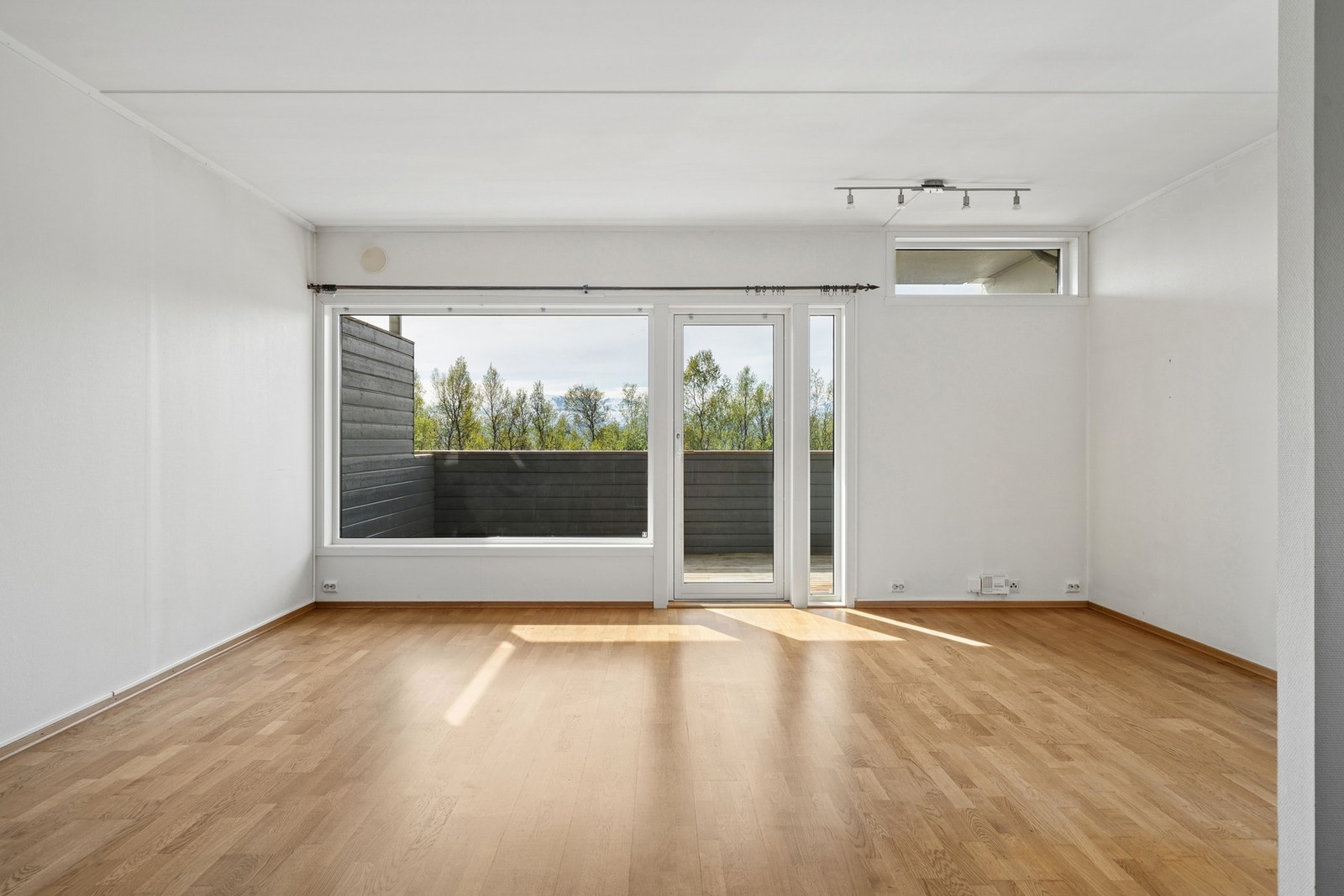 Terrassedøren er en isolert dør med 3-lags isolerglassfelt fra byggeåret. Galleribilde