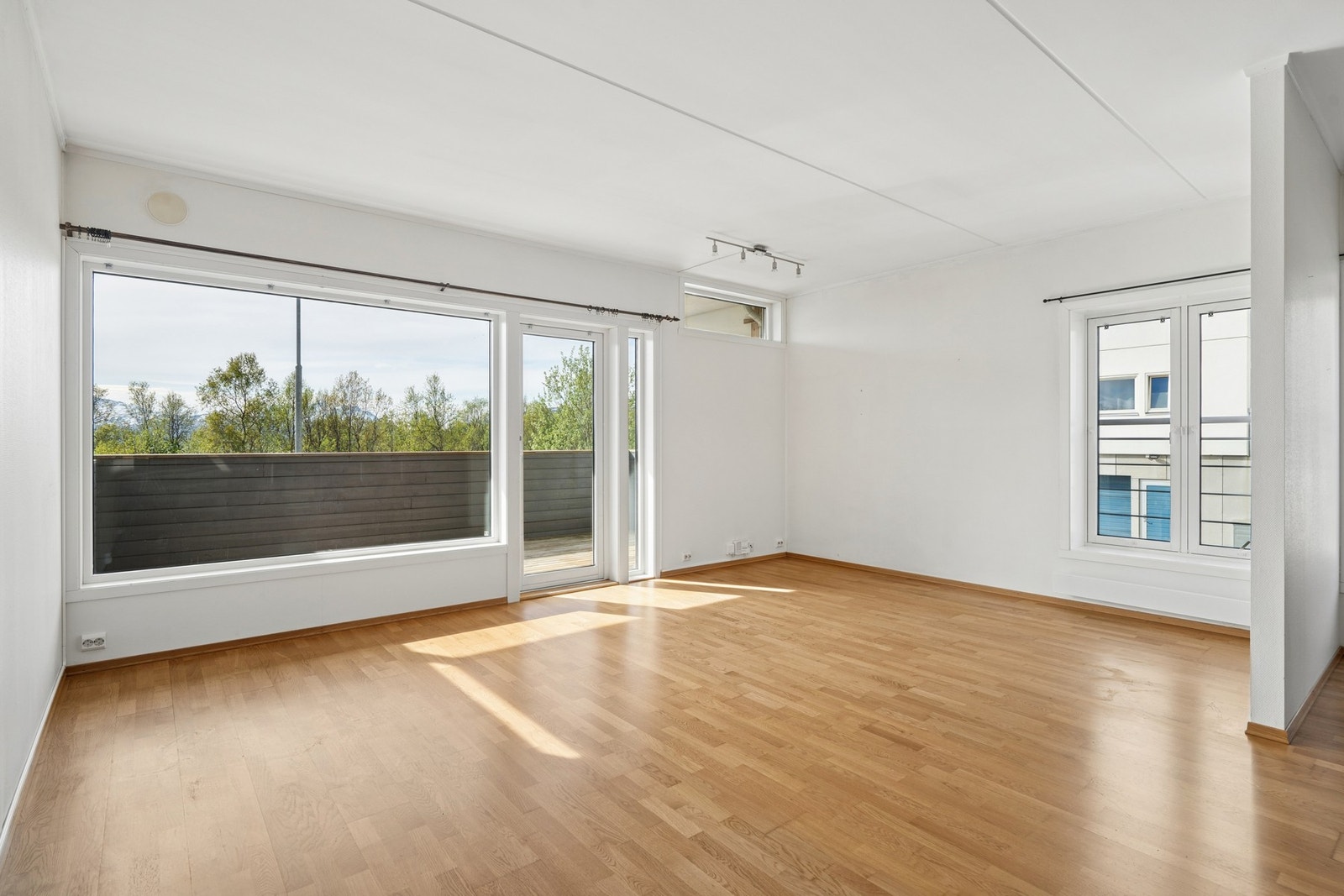 Stuen har vannbåren gulvvarme som sikrer jevn og behagelig temperatur. Galleribilde
