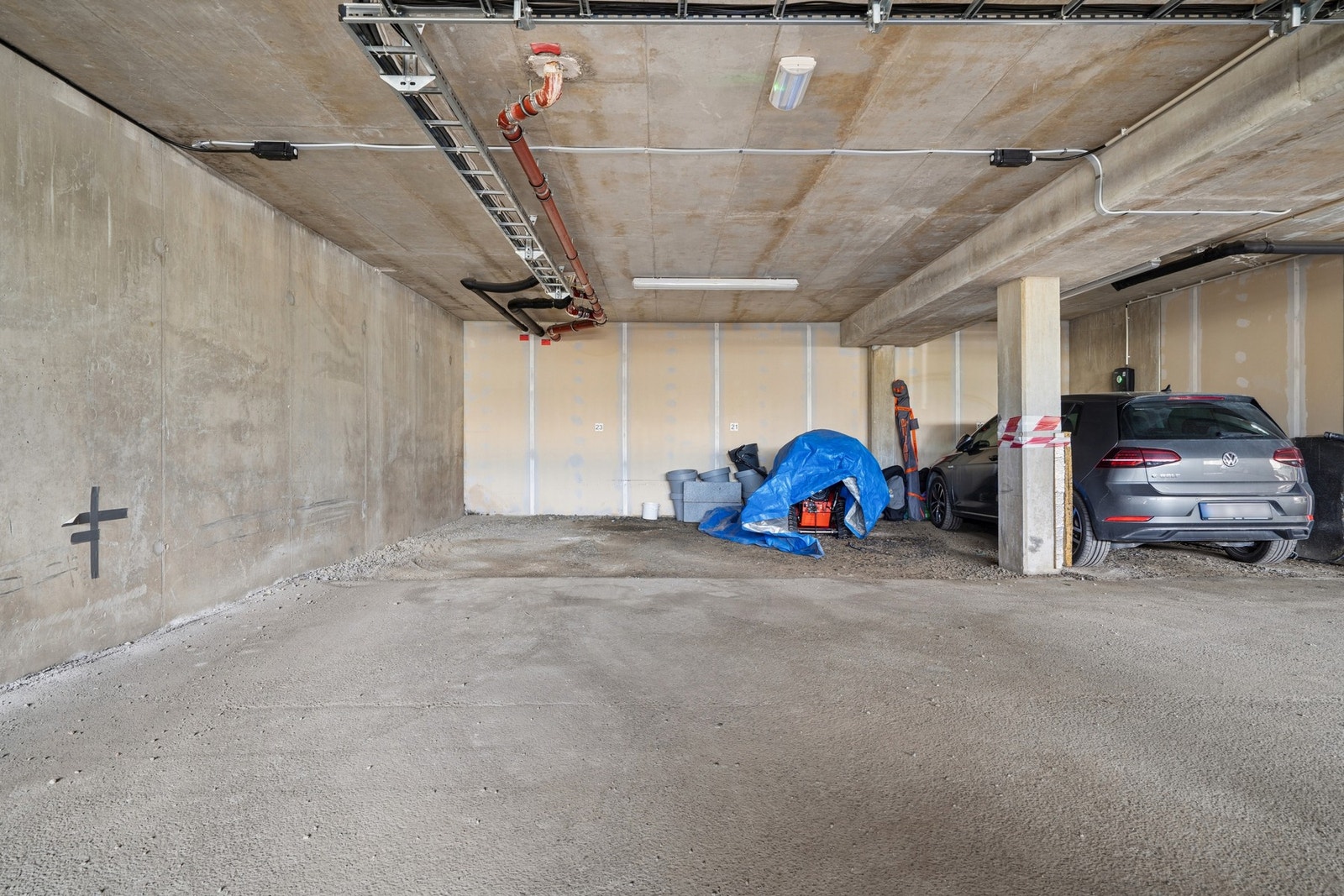 Det medfølger en fast parkeringsplass i felles, lukket garasjeanlegg. Galleribilde