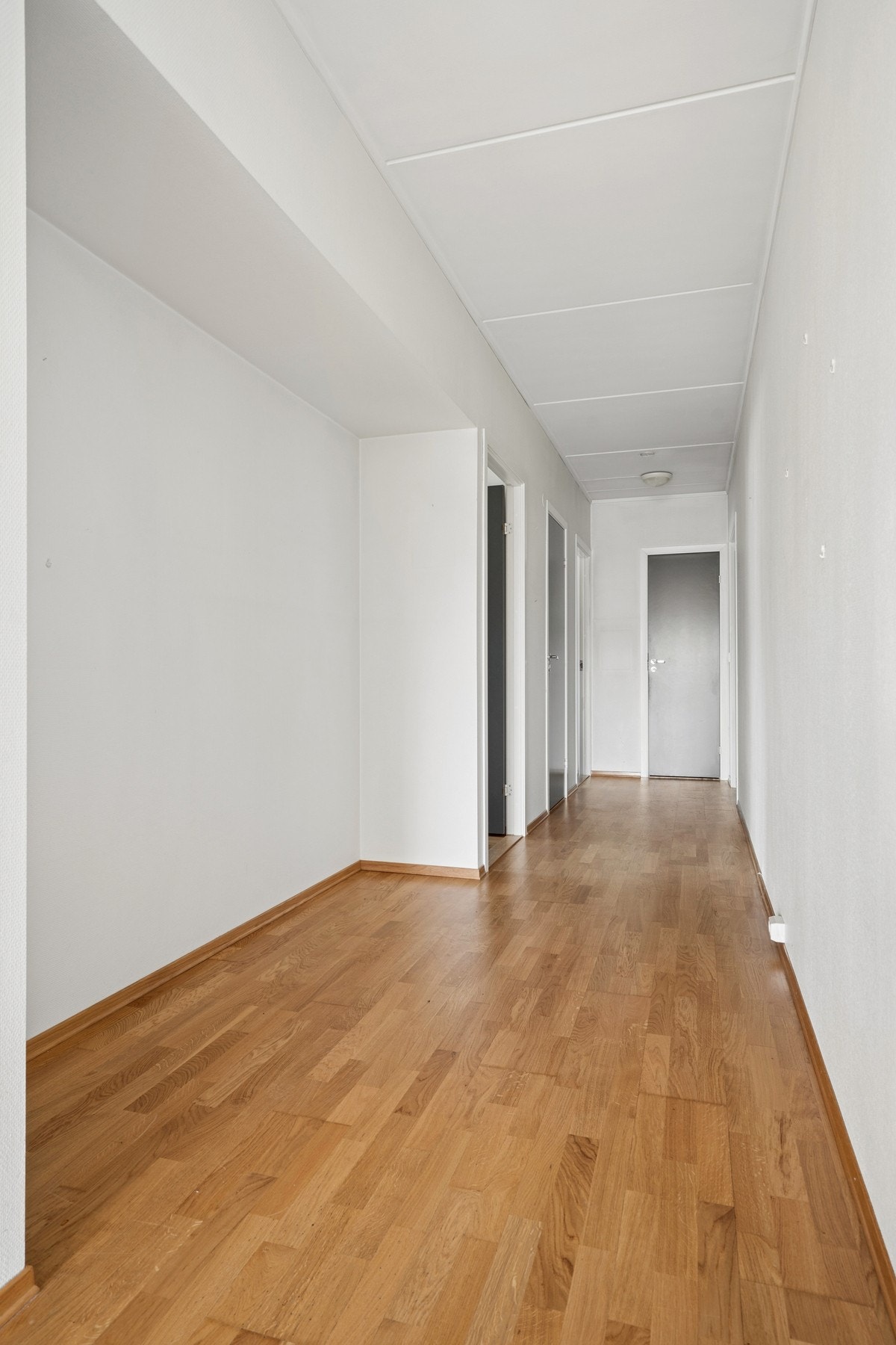 Entréen har parkett på gulv og plass til garderobeløsninger. Galleribilde
