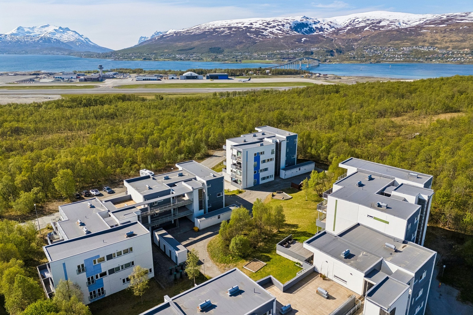 Fra busstoppet like ved er det hyppige avganger til Tromsø sentrum, UNN og UiT. Galleribilde