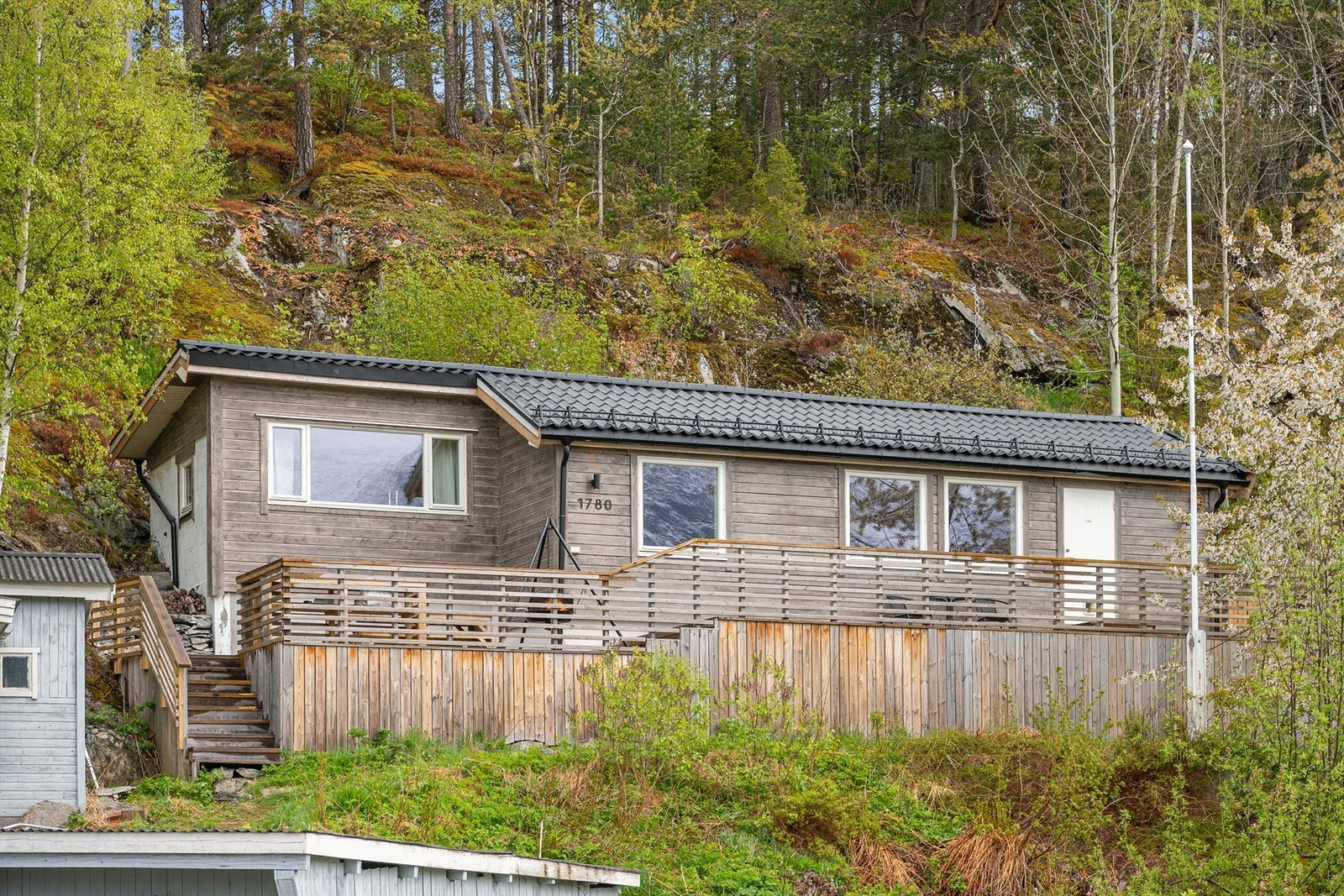 Fritidsboligen ligger fint til på koselig tomt Galleribilde