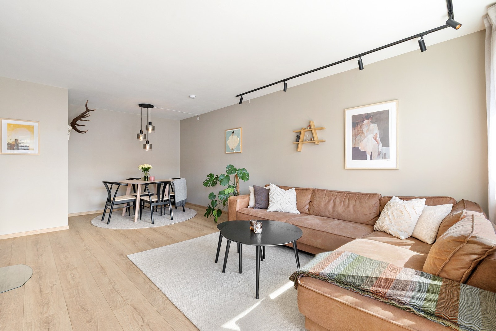 God plass til en hyggelig sofakrok med fint utsyn mot balkongen. Galleribilde